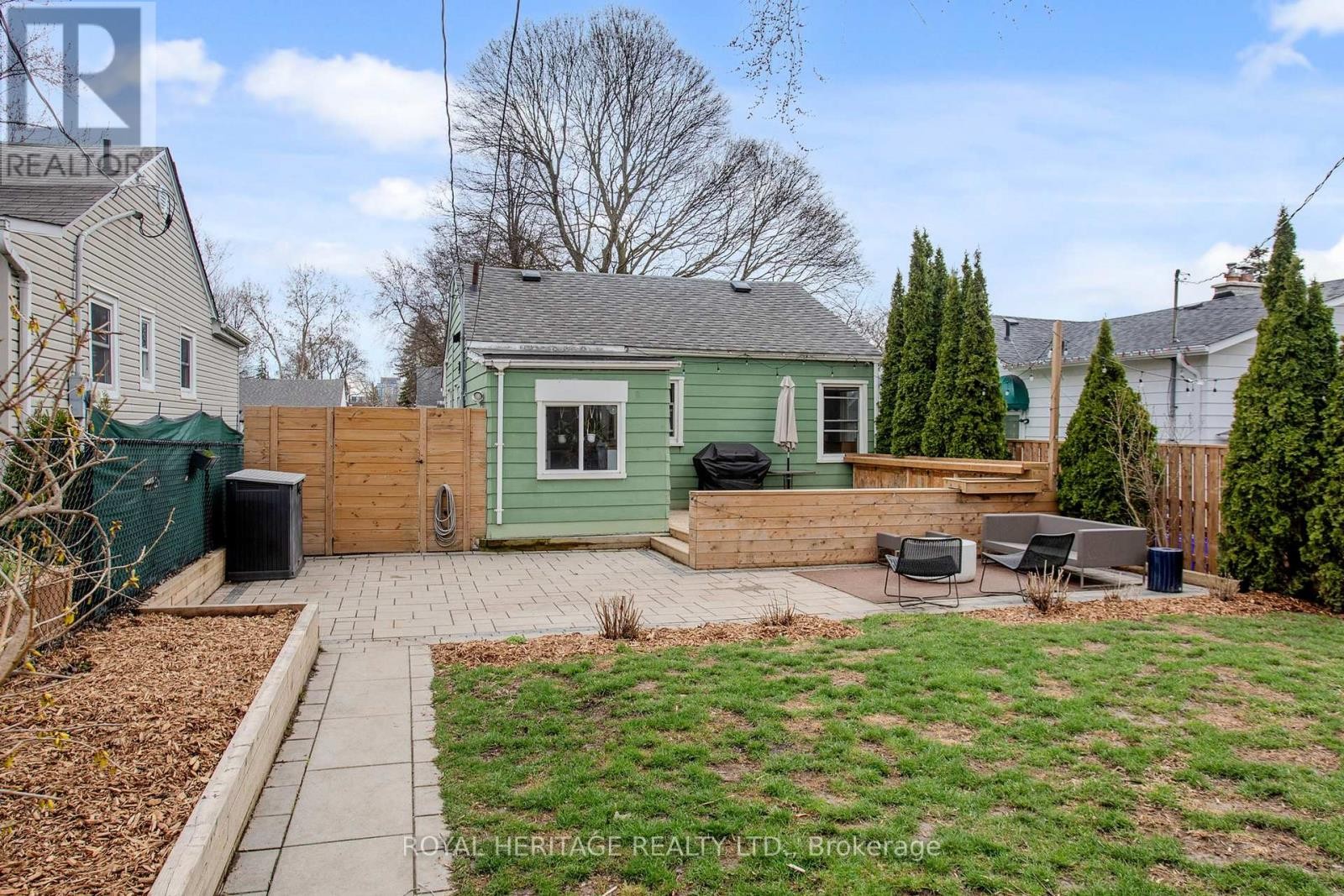 












24 YORK STREET

,
Ajax (Central),




Ontario
L1S1S8

