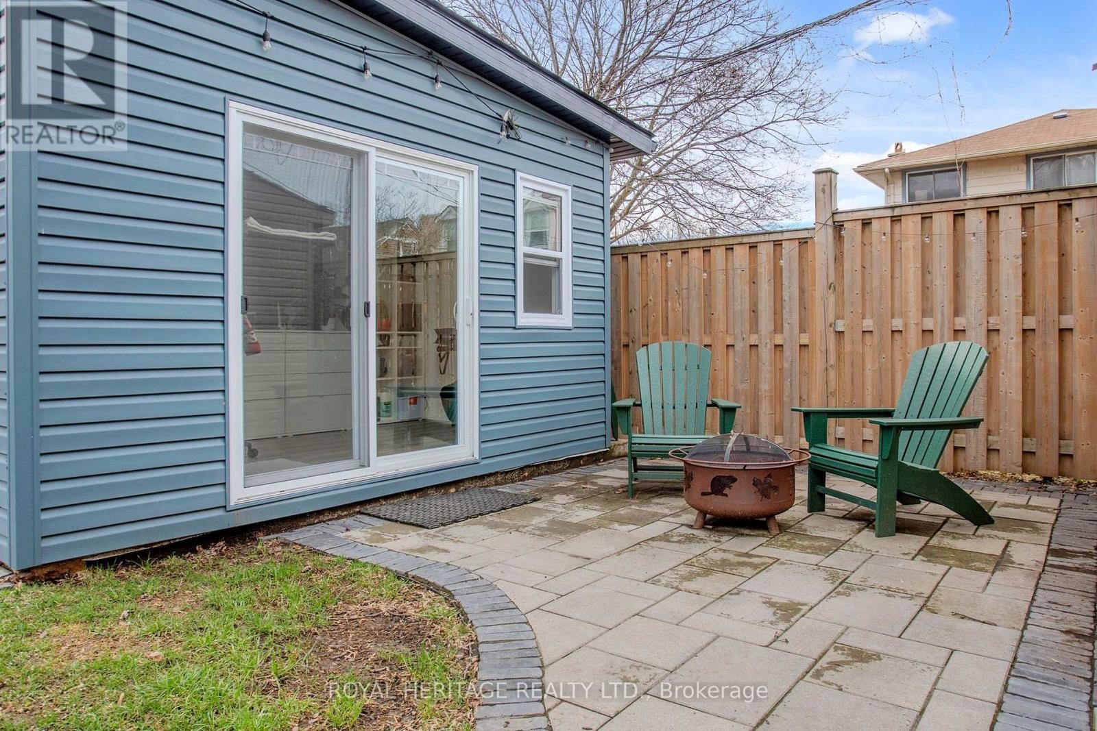 












24 YORK STREET

,
Ajax (Central),




Ontario
L1S1S8

