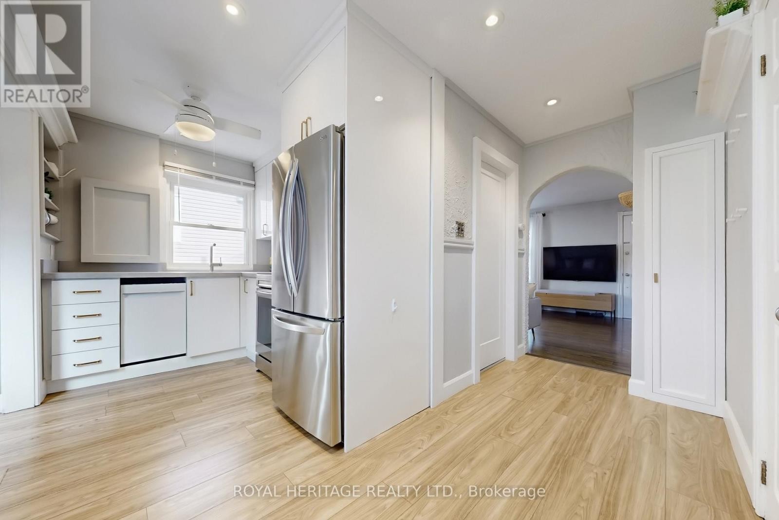 












24 YORK STREET

,
Ajax (Central),




Ontario
L1S1S8

