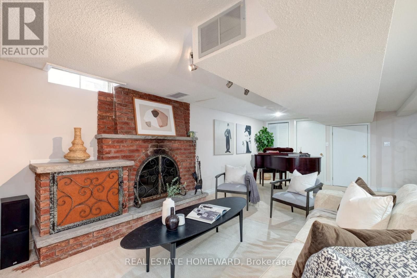 












62 ARDGOWAN CRESCENT

,
Toronto (Agincourt North),




Ontario
M1V1B3

