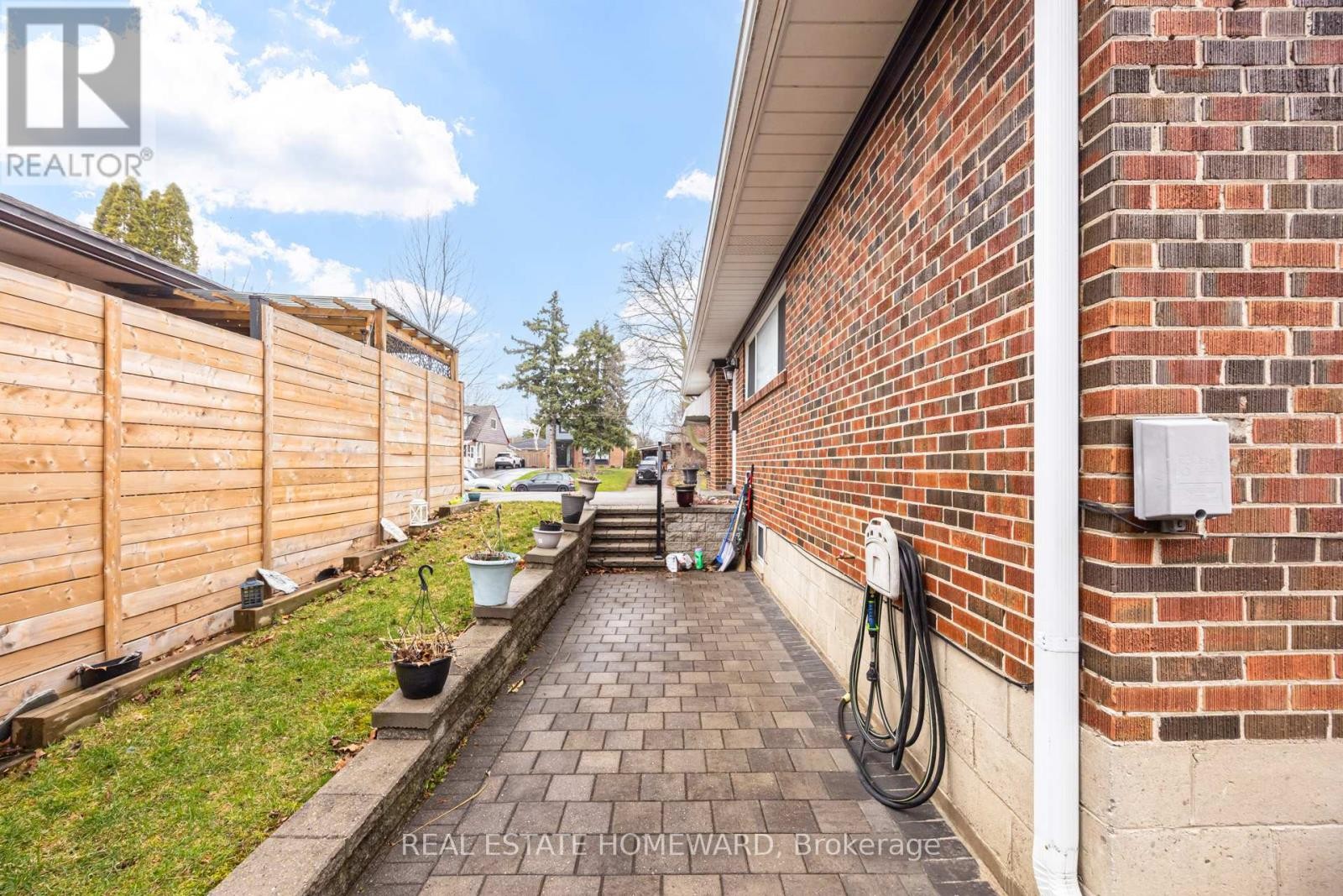 












4 MOORECROFT CRESCENT

,
Toronto (Ionview),




Ontario
M1K3V1

