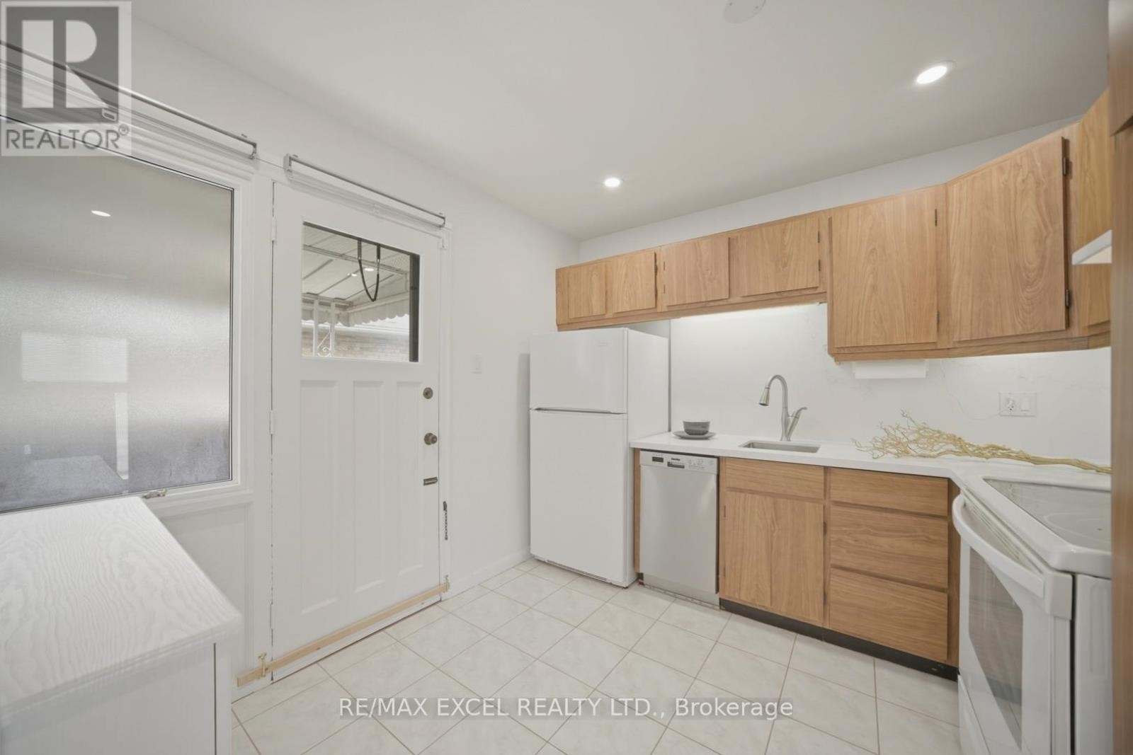 












2 CHARLEMONT CRESCENT

,
Toronto (Tam O'Shanter-Sullivan),




Ontario
M1T1M4

