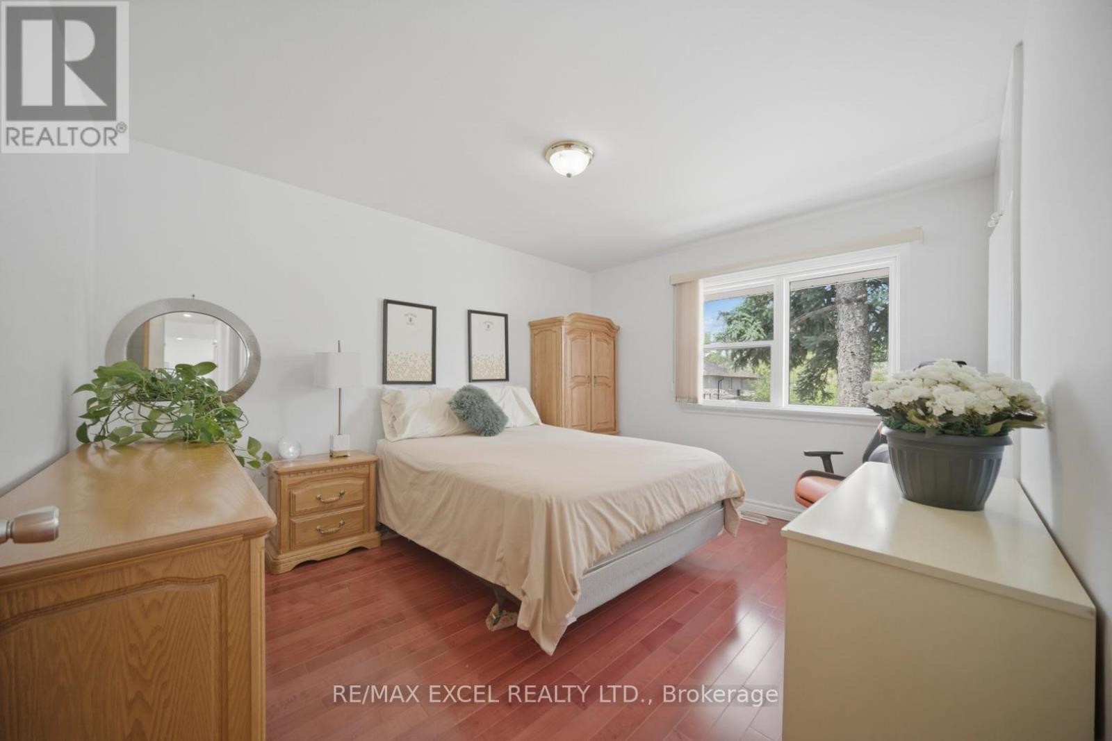 












2 CHARLEMONT CRESCENT

,
Toronto (Tam O'Shanter-Sullivan),




Ontario
M1T1M4

