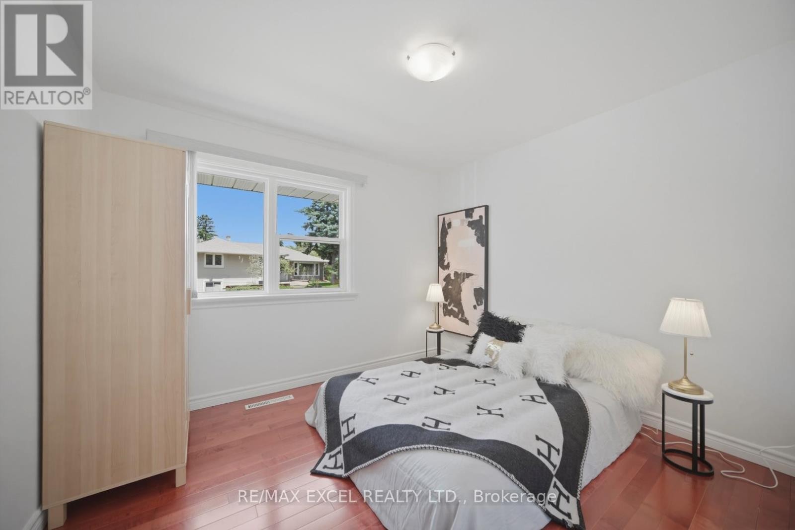 












2 CHARLEMONT CRESCENT

,
Toronto (Tam O'Shanter-Sullivan),




Ontario
M1T1M4

