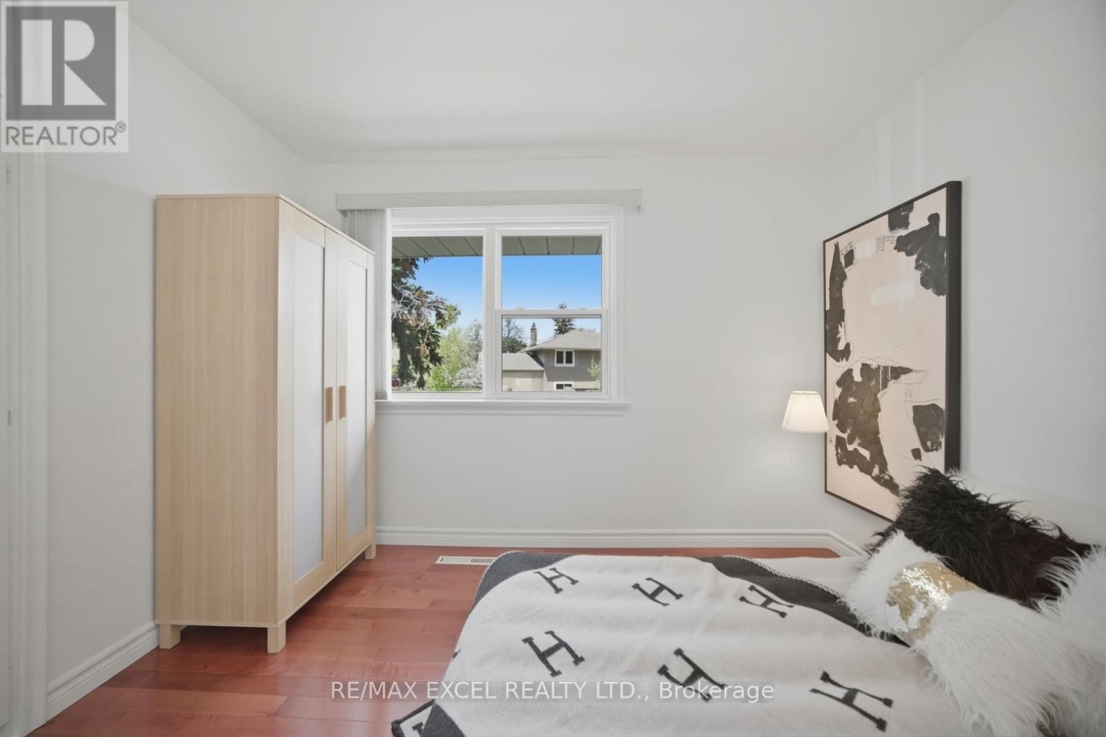 












2 CHARLEMONT CRESCENT

,
Toronto (Tam O'Shanter-Sullivan),




Ontario
M1T1M4

