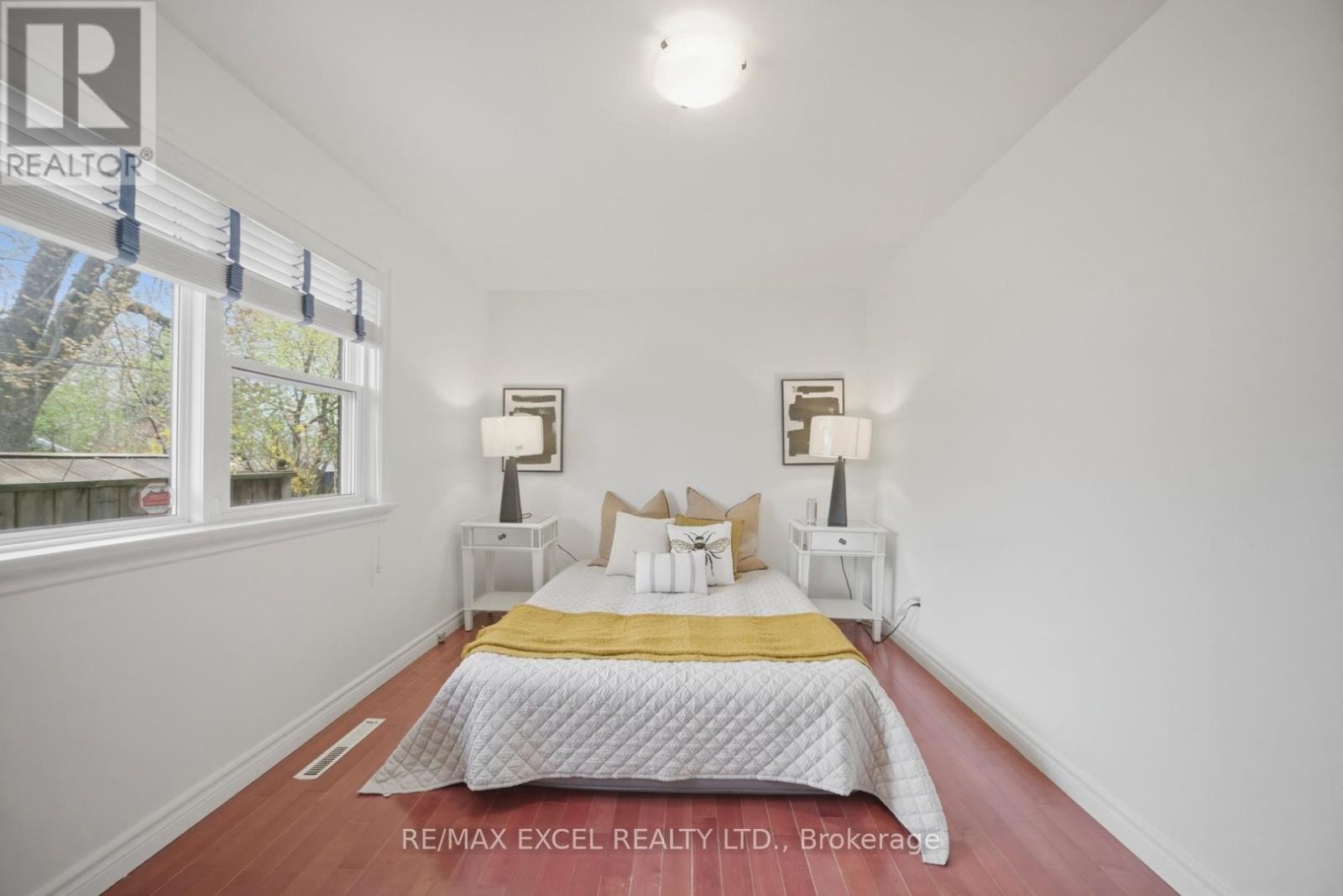 












2 CHARLEMONT CRESCENT

,
Toronto (Tam O'Shanter-Sullivan),




Ontario
M1T1M4

