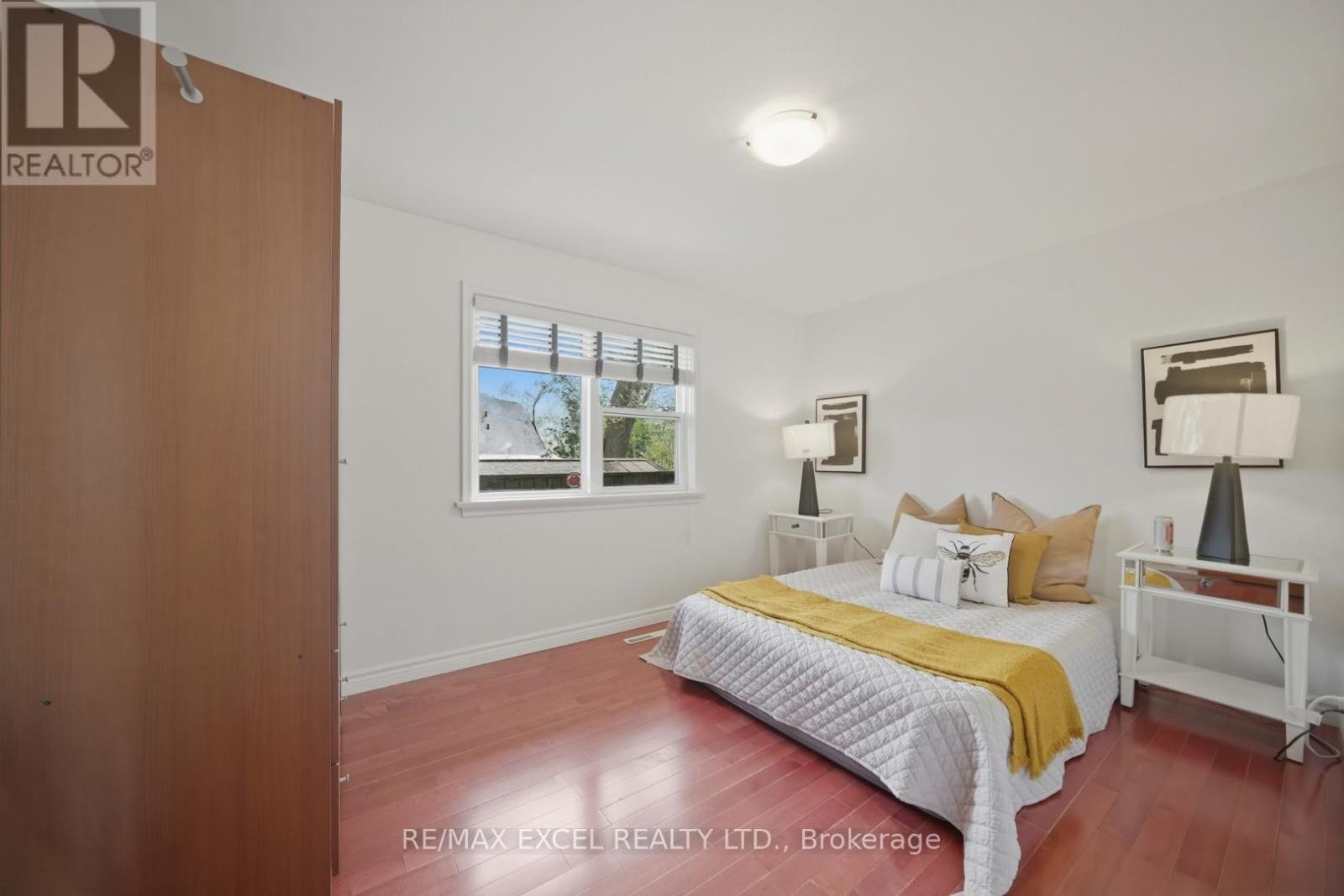 












2 CHARLEMONT CRESCENT

,
Toronto (Tam O'Shanter-Sullivan),




Ontario
M1T1M4

