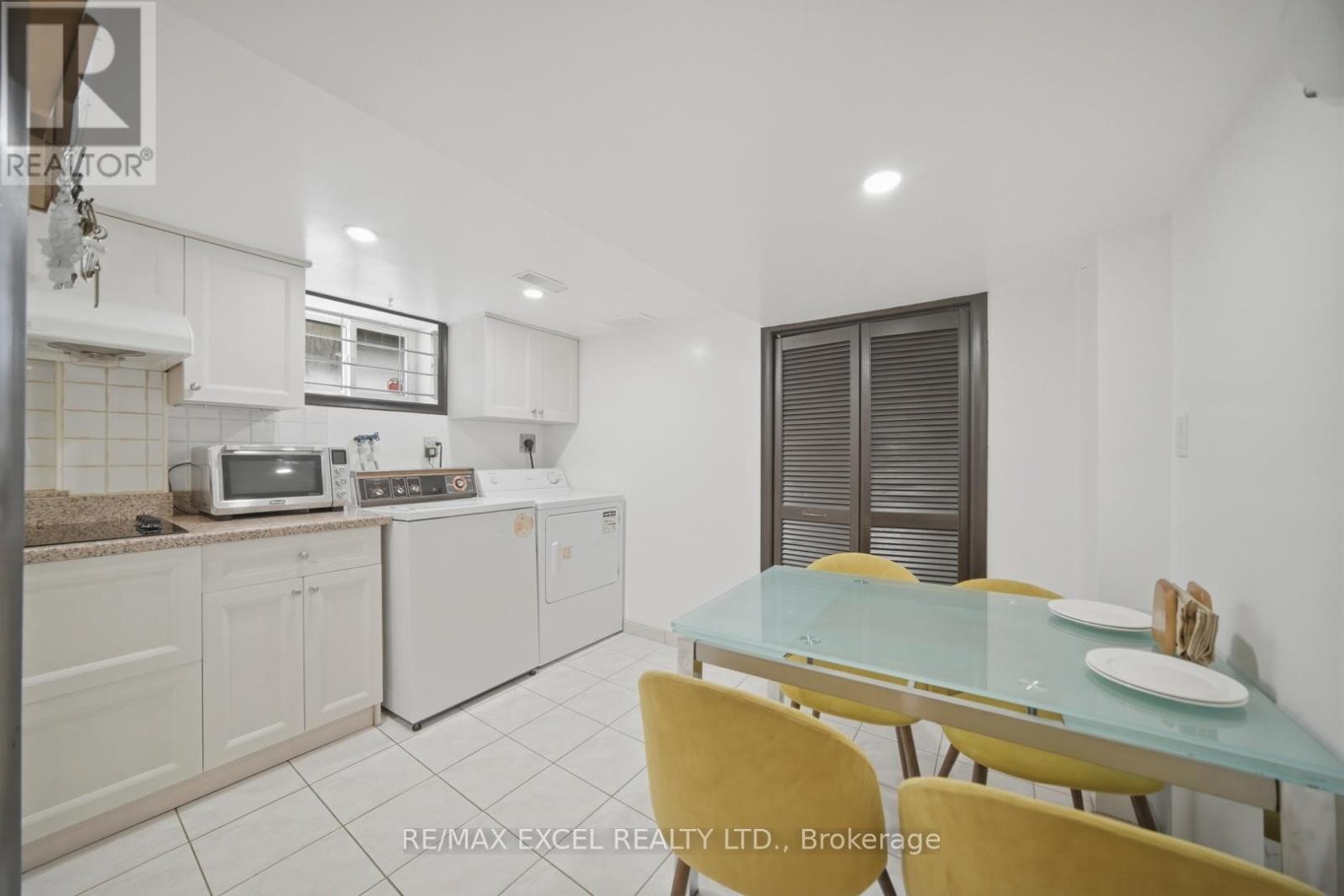 












2 CHARLEMONT CRESCENT

,
Toronto (Tam O'Shanter-Sullivan),




Ontario
M1T1M4

