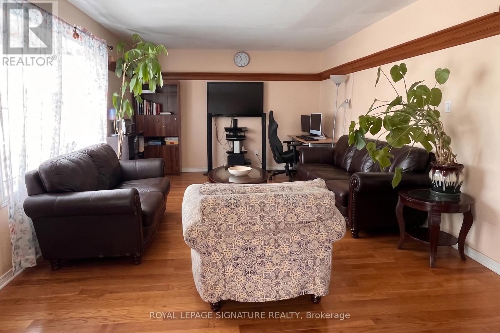 












33 CROW TRAIL

,
Toronto (Malvern),




Ontario
M1B1X6

