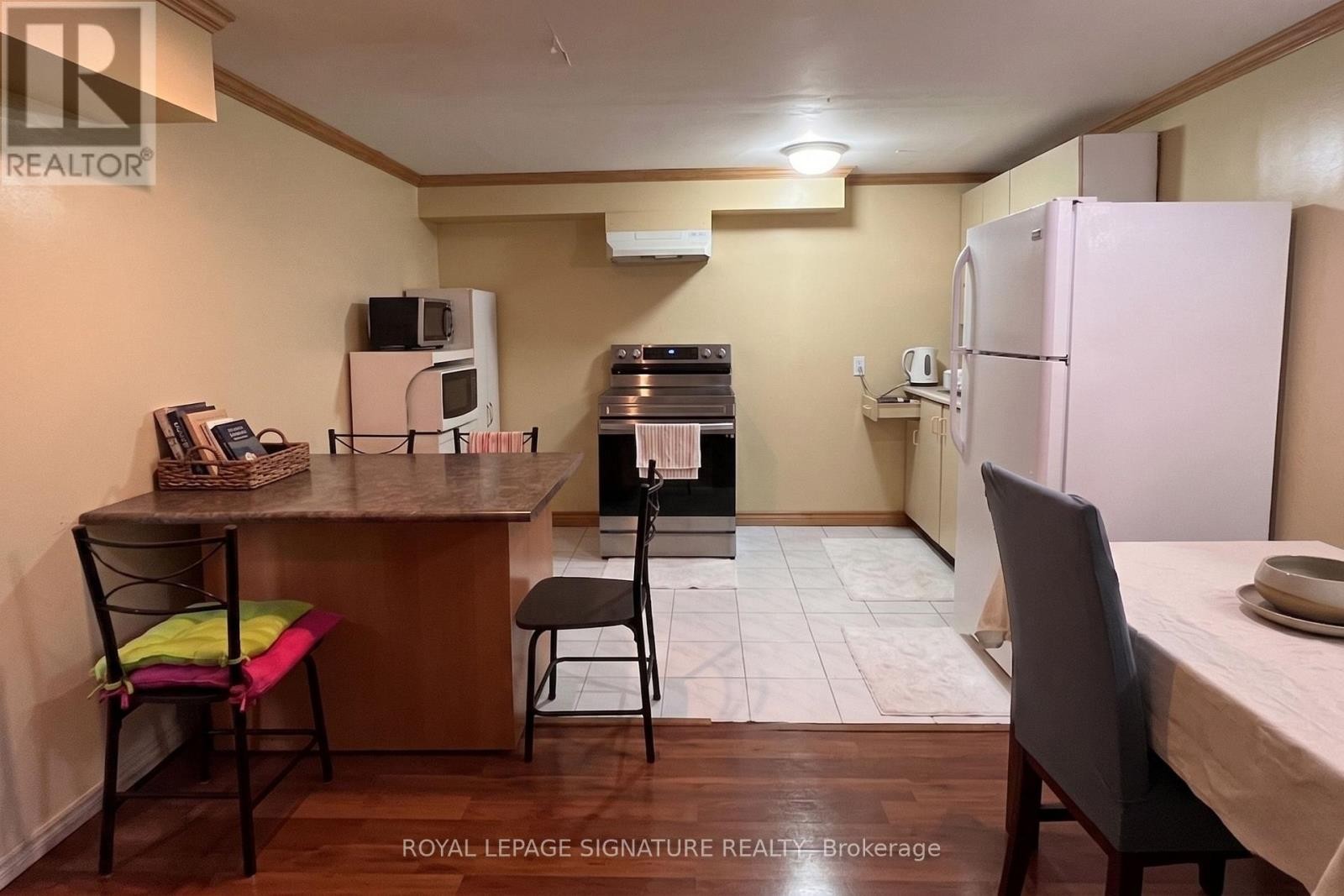












33 CROW TRAIL

,
Toronto (Malvern),




Ontario
M1B1X6

