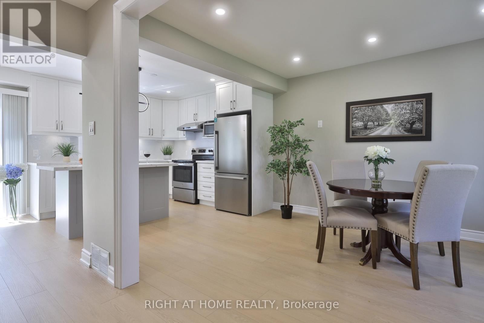 












60 ARAGON AVENUE

,
Toronto (Tam O'Shanter-Sullivan),




Ontario
M1T1X9

