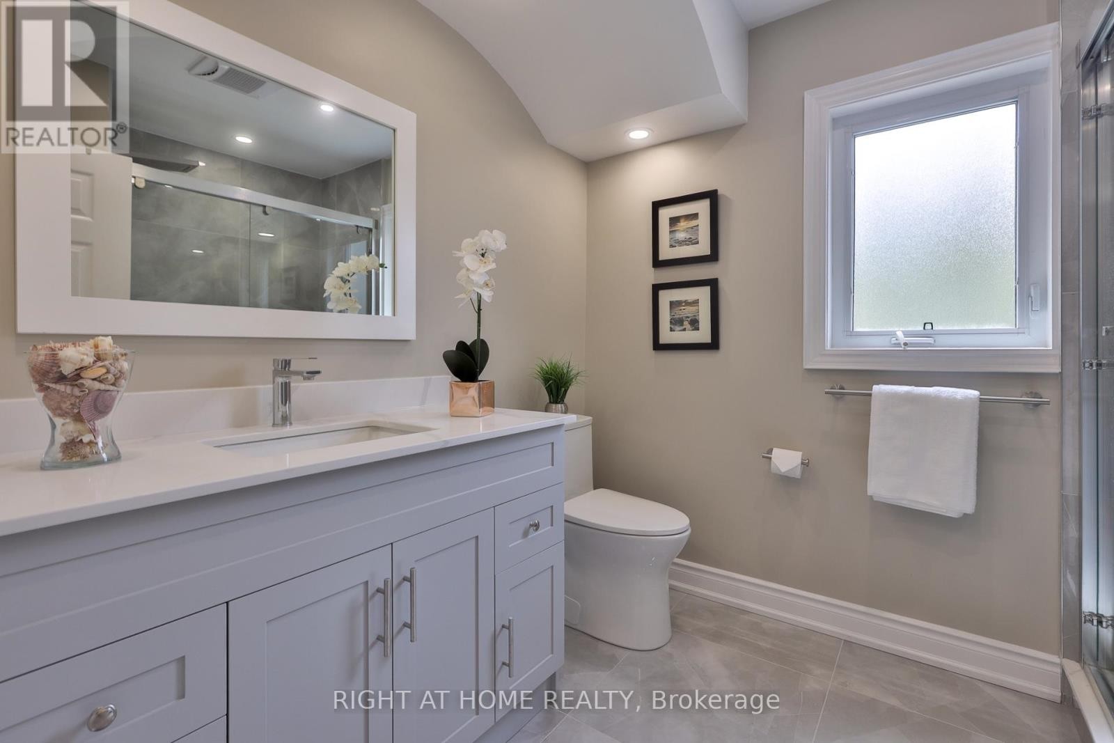 












60 ARAGON AVENUE

,
Toronto (Tam O'Shanter-Sullivan),




Ontario
M1T1X9

