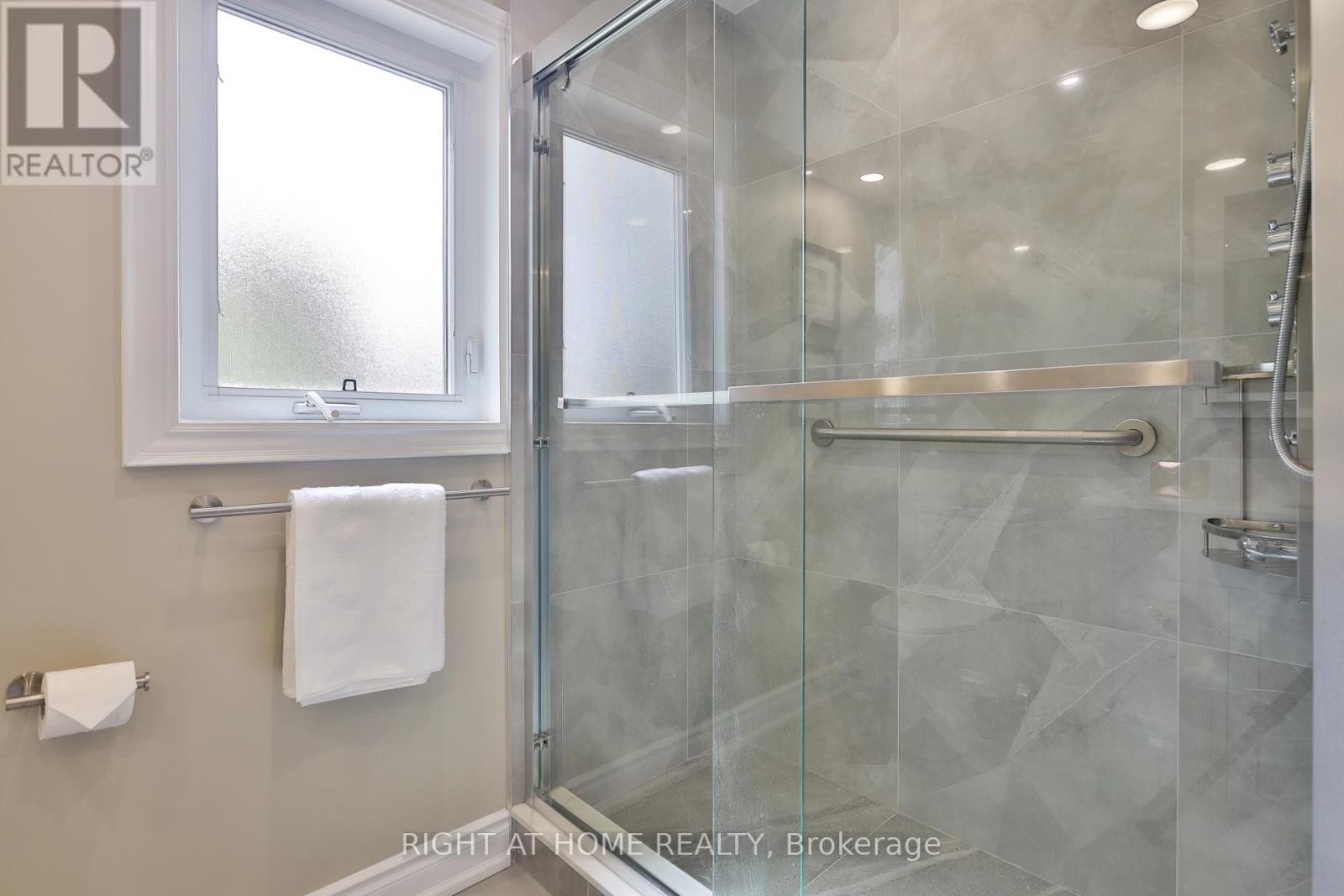 












60 ARAGON AVENUE

,
Toronto (Tam O'Shanter-Sullivan),




Ontario
M1T1X9

