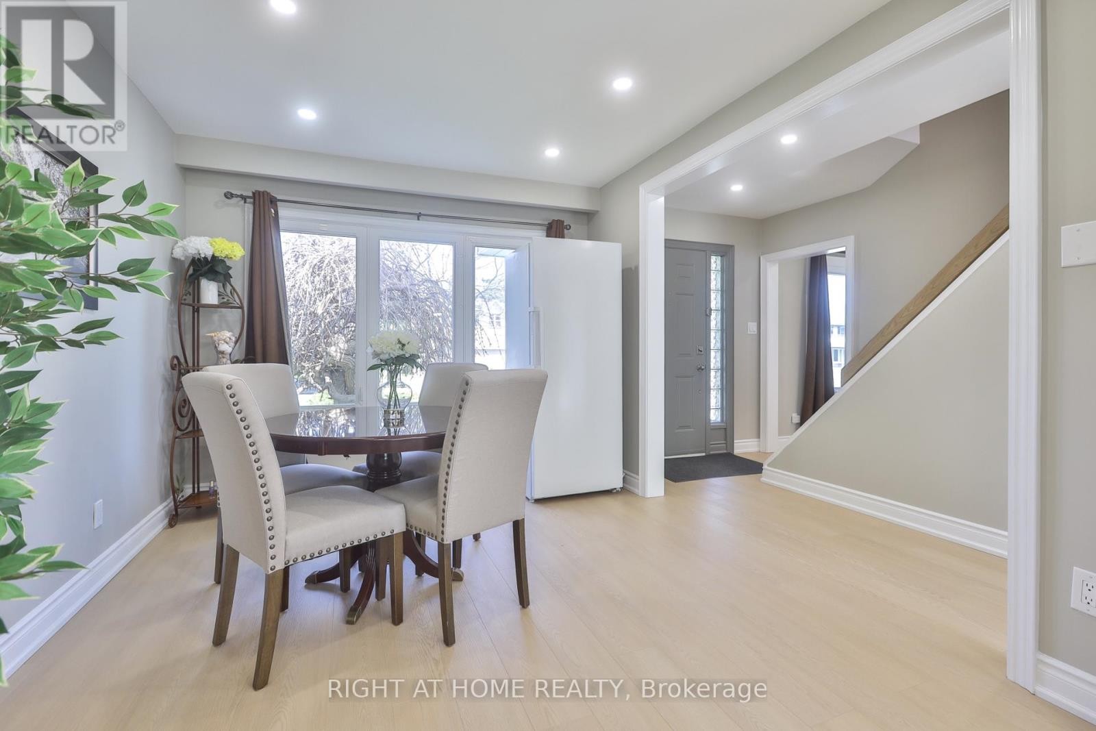 












60 ARAGON AVENUE

,
Toronto (Tam O'Shanter-Sullivan),




Ontario
M1T1X9

