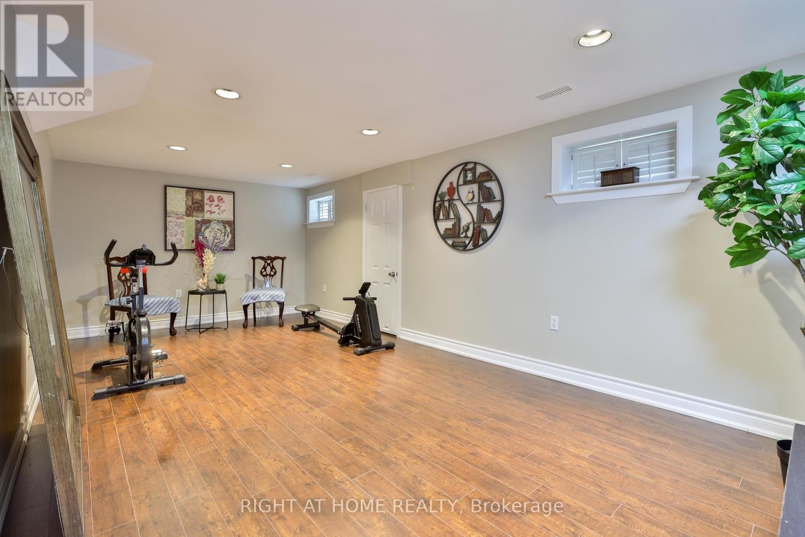 












60 ARAGON AVENUE

,
Toronto (Tam O'Shanter-Sullivan),




Ontario
M1T1X9

