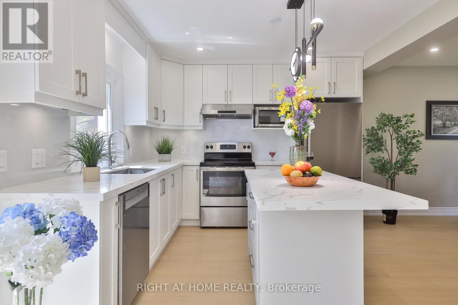 












60 ARAGON AVENUE

,
Toronto (Tam O'Shanter-Sullivan),




Ontario
M1T1X9

