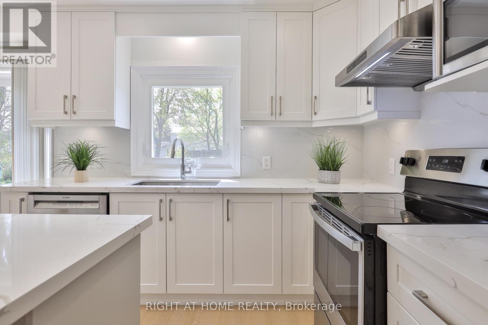 












60 ARAGON AVENUE

,
Toronto (Tam O'Shanter-Sullivan),




Ontario
M1T1X9

