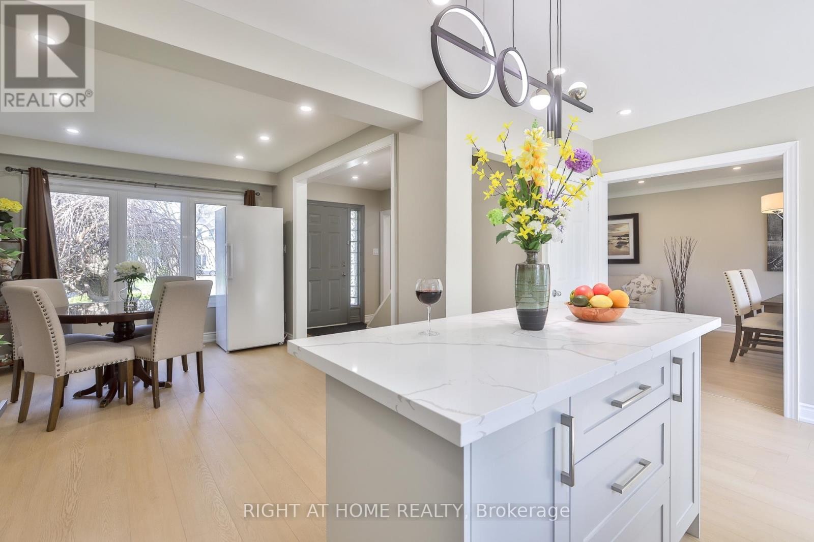












60 ARAGON AVENUE

,
Toronto (Tam O'Shanter-Sullivan),




Ontario
M1T1X9

