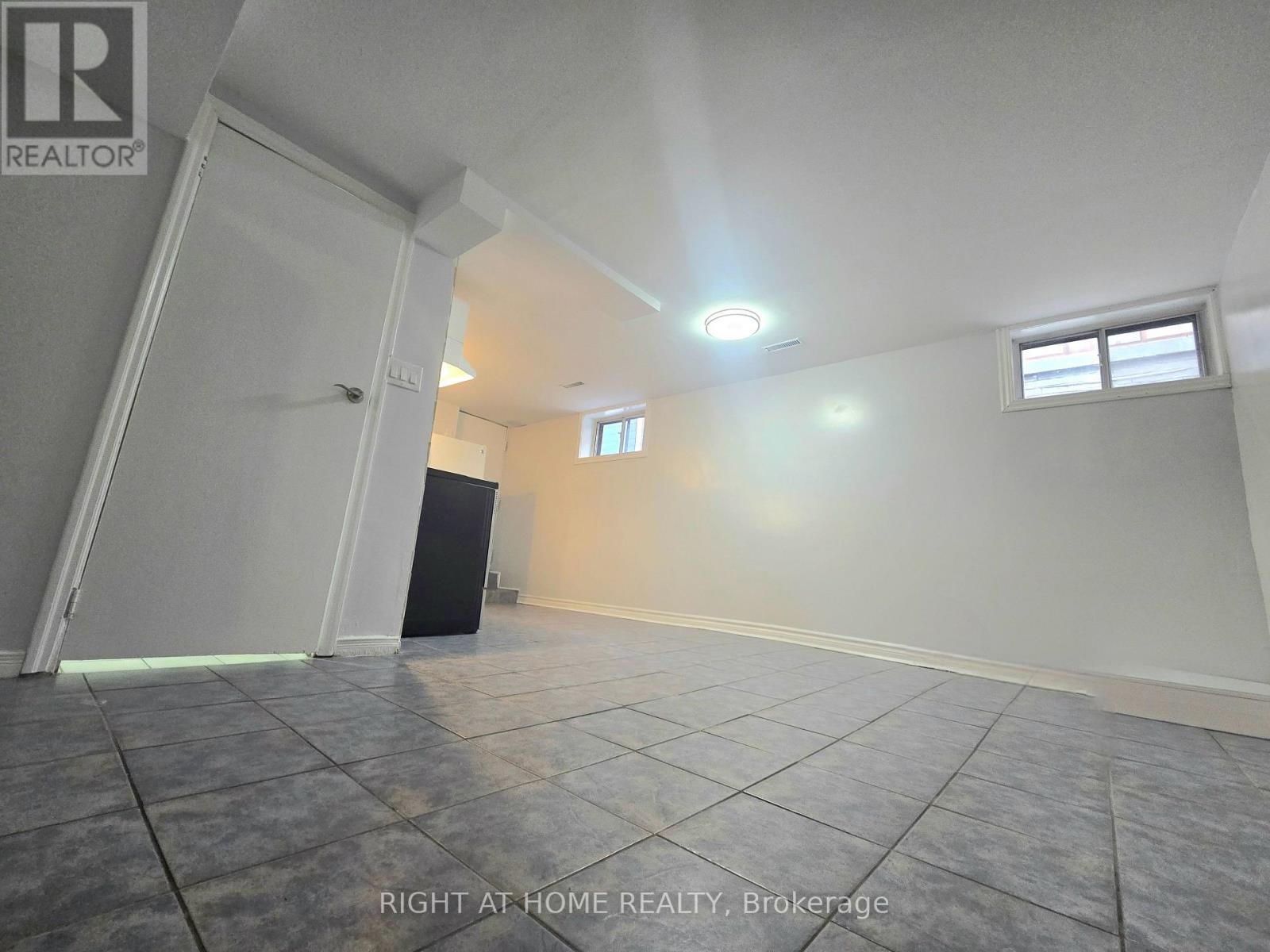 












633 GREENWOOD AVENUE

,
Toronto (Blake-Jones),




Ontario
M4J4B1

