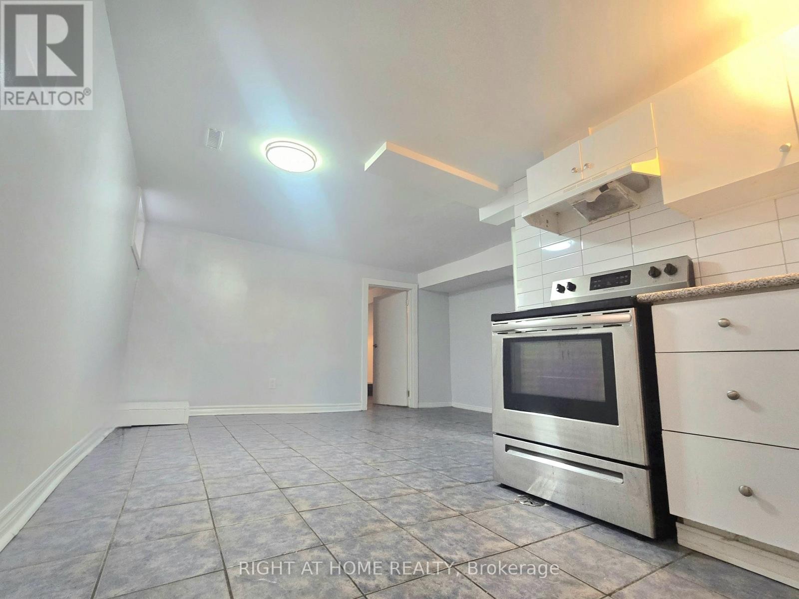 












633 GREENWOOD AVENUE

,
Toronto (Blake-Jones),




Ontario
M4J4B1

