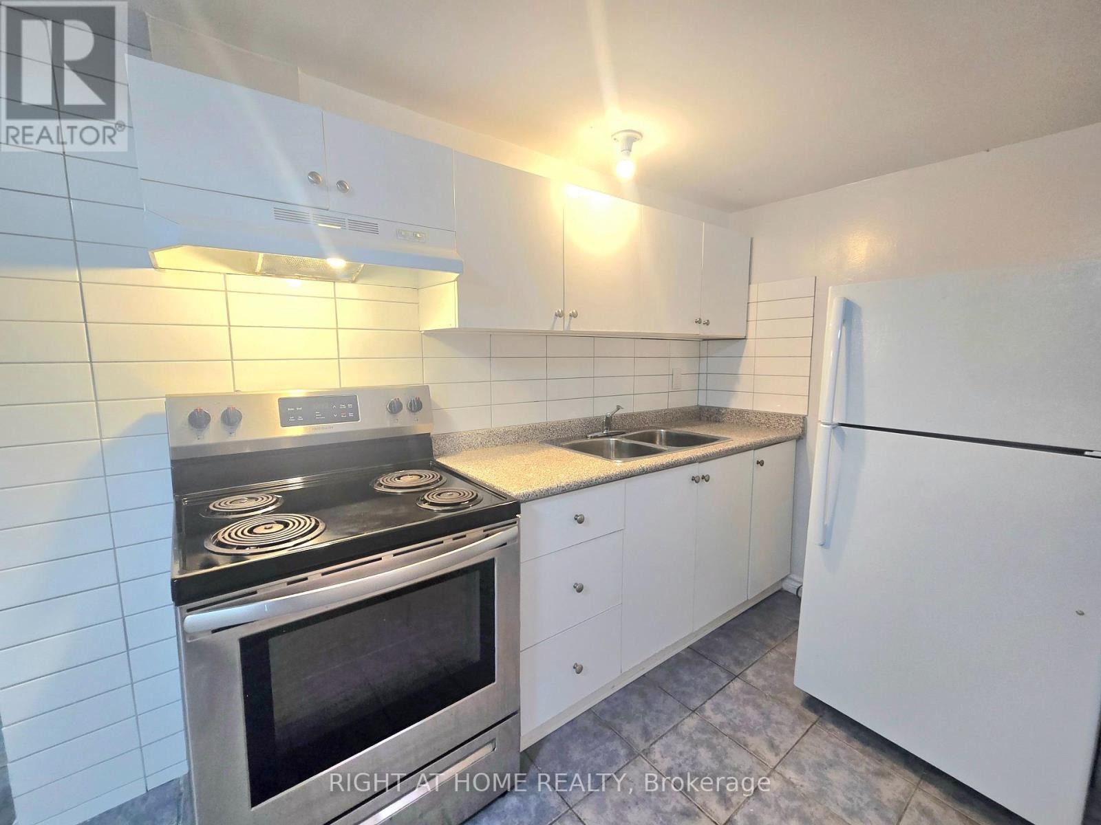 












633 GREENWOOD AVENUE

,
Toronto (Blake-Jones),




Ontario
M4J4B1

