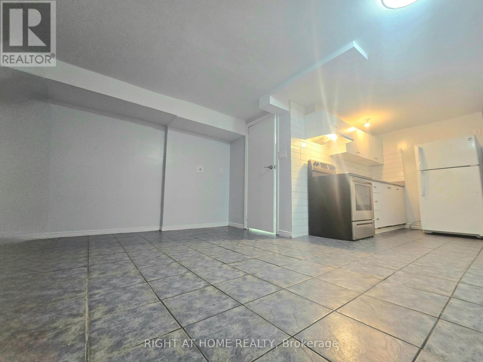 












633 GREENWOOD AVENUE

,
Toronto (Blake-Jones),




Ontario
M4J4B1

