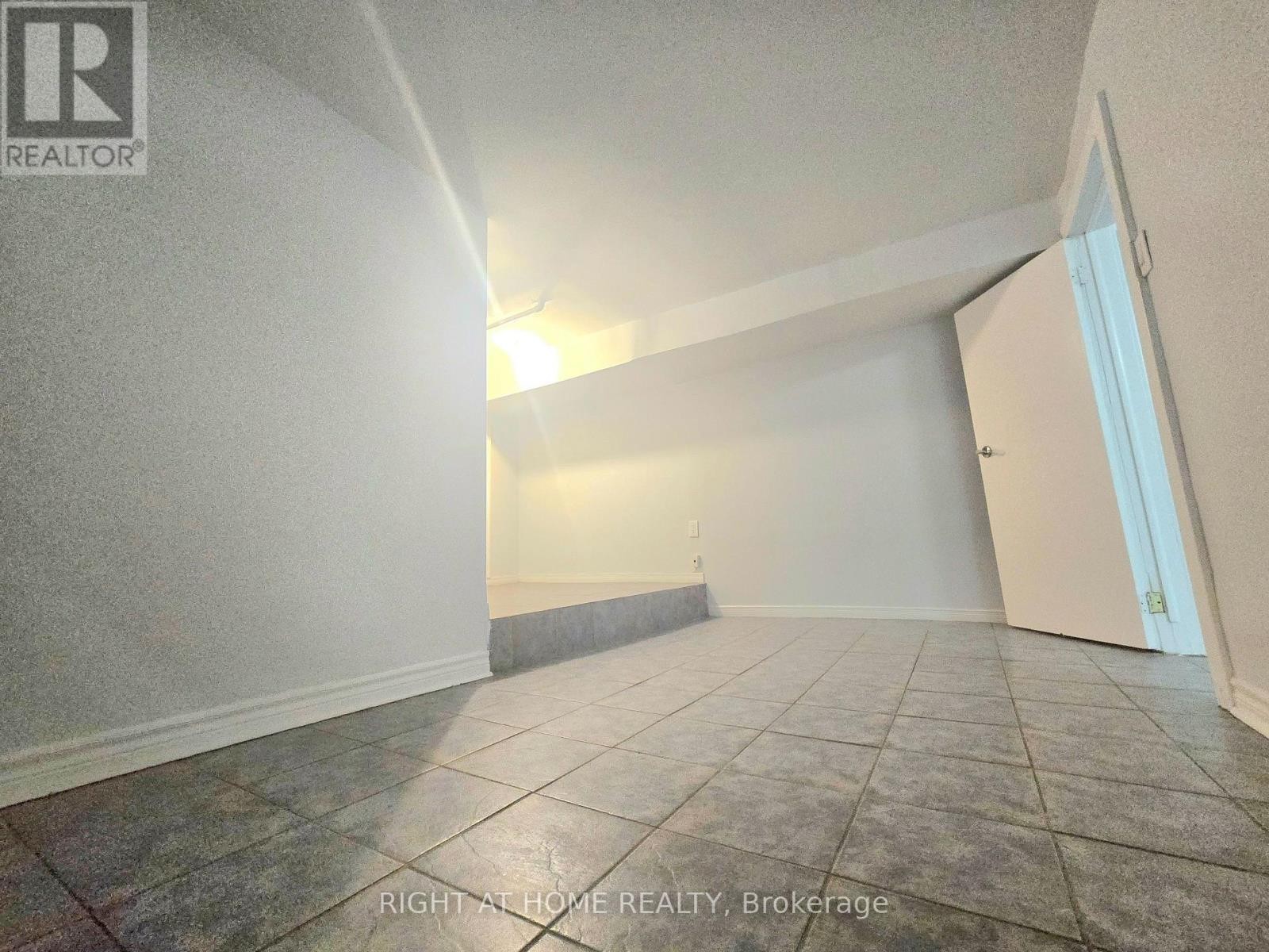 












633 GREENWOOD AVENUE

,
Toronto (Blake-Jones),




Ontario
M4J4B1


