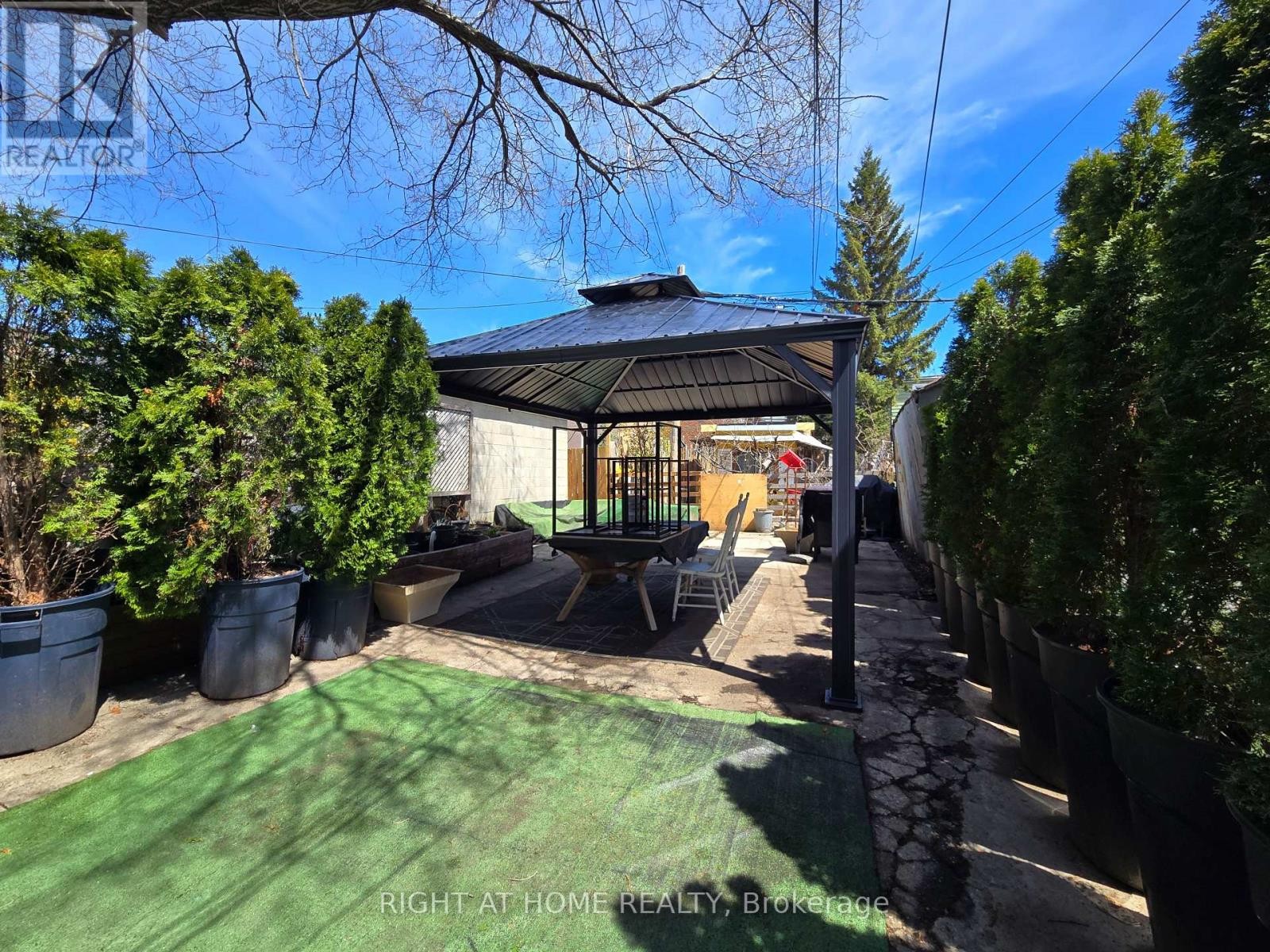 












633 GREENWOOD AVENUE

,
Toronto (Blake-Jones),




Ontario
M4J4B1


