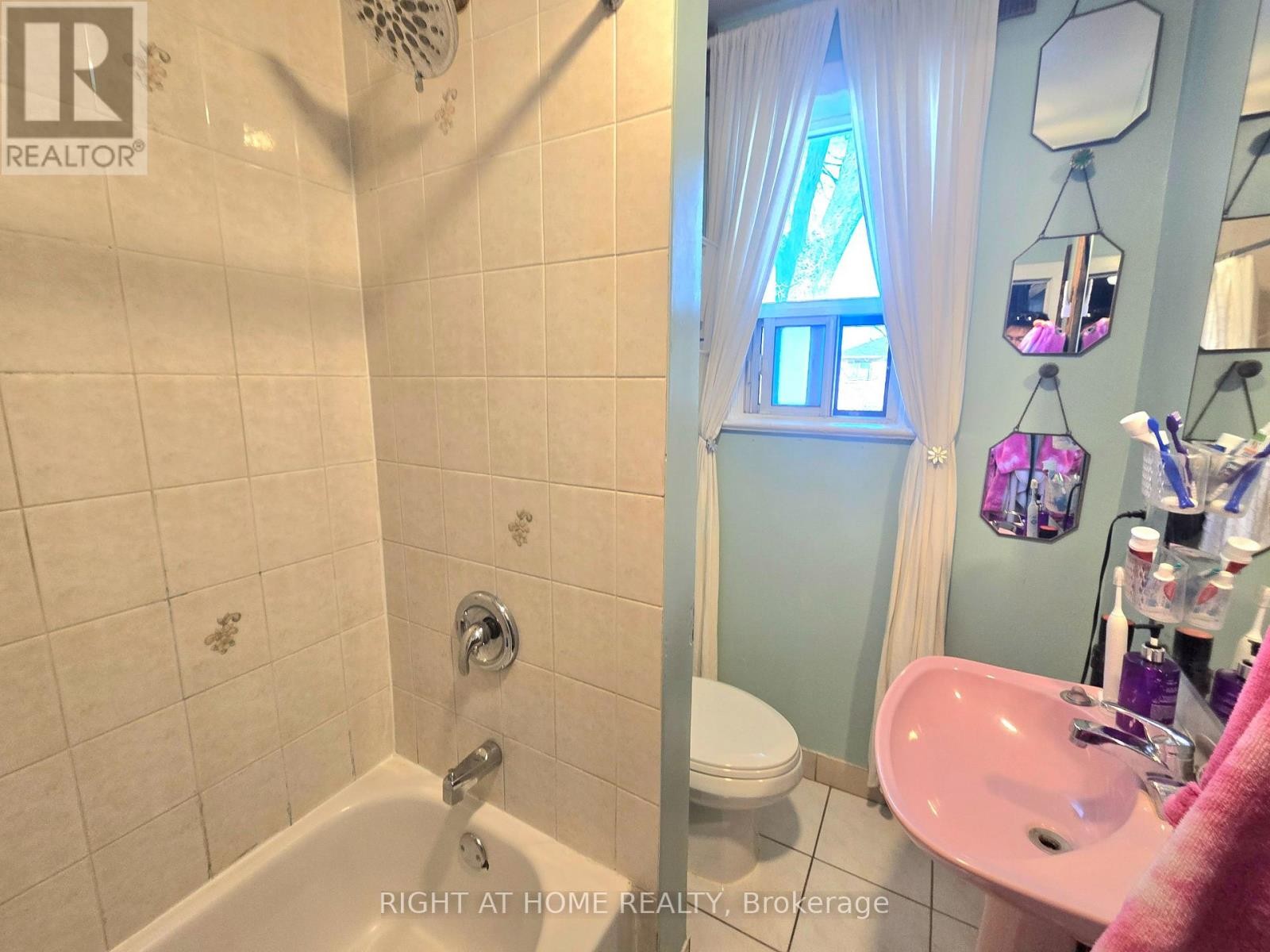 












633 GREENWOOD AVENUE

,
Toronto (Blake-Jones),




Ontario
M4J4B1


