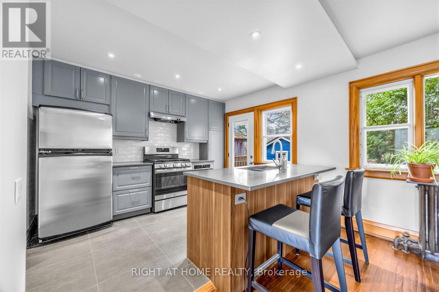 












26 MARYLAND BOULEVARD

,
Toronto (Crescent Town),




Ontario
M4C5C9

