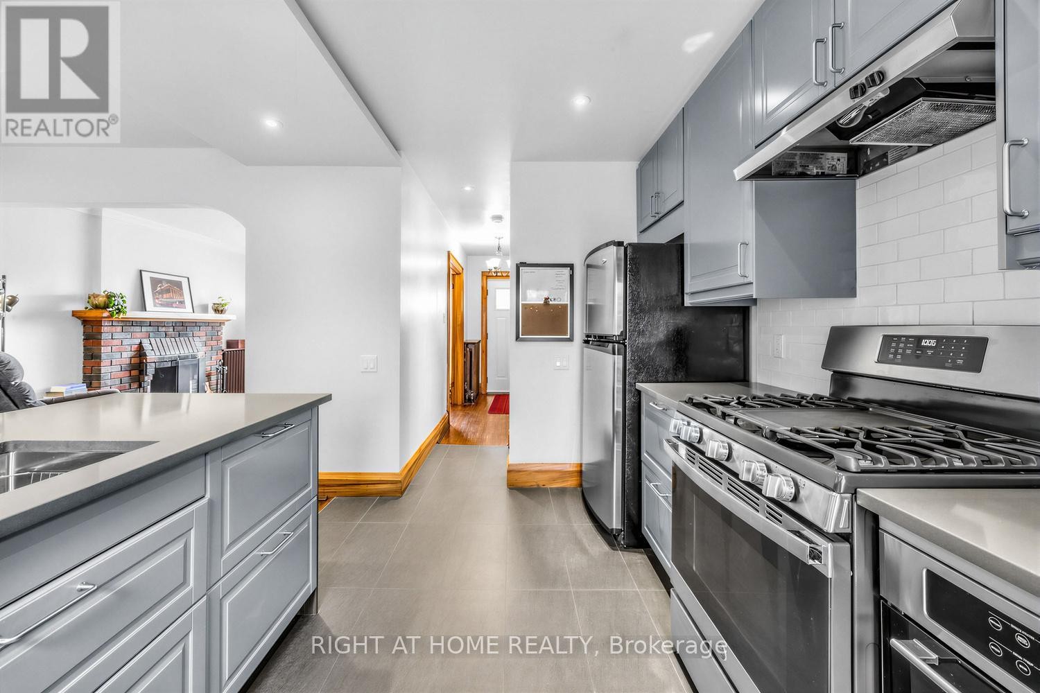 












26 MARYLAND BOULEVARD

,
Toronto (Crescent Town),




Ontario
M4C5C9

