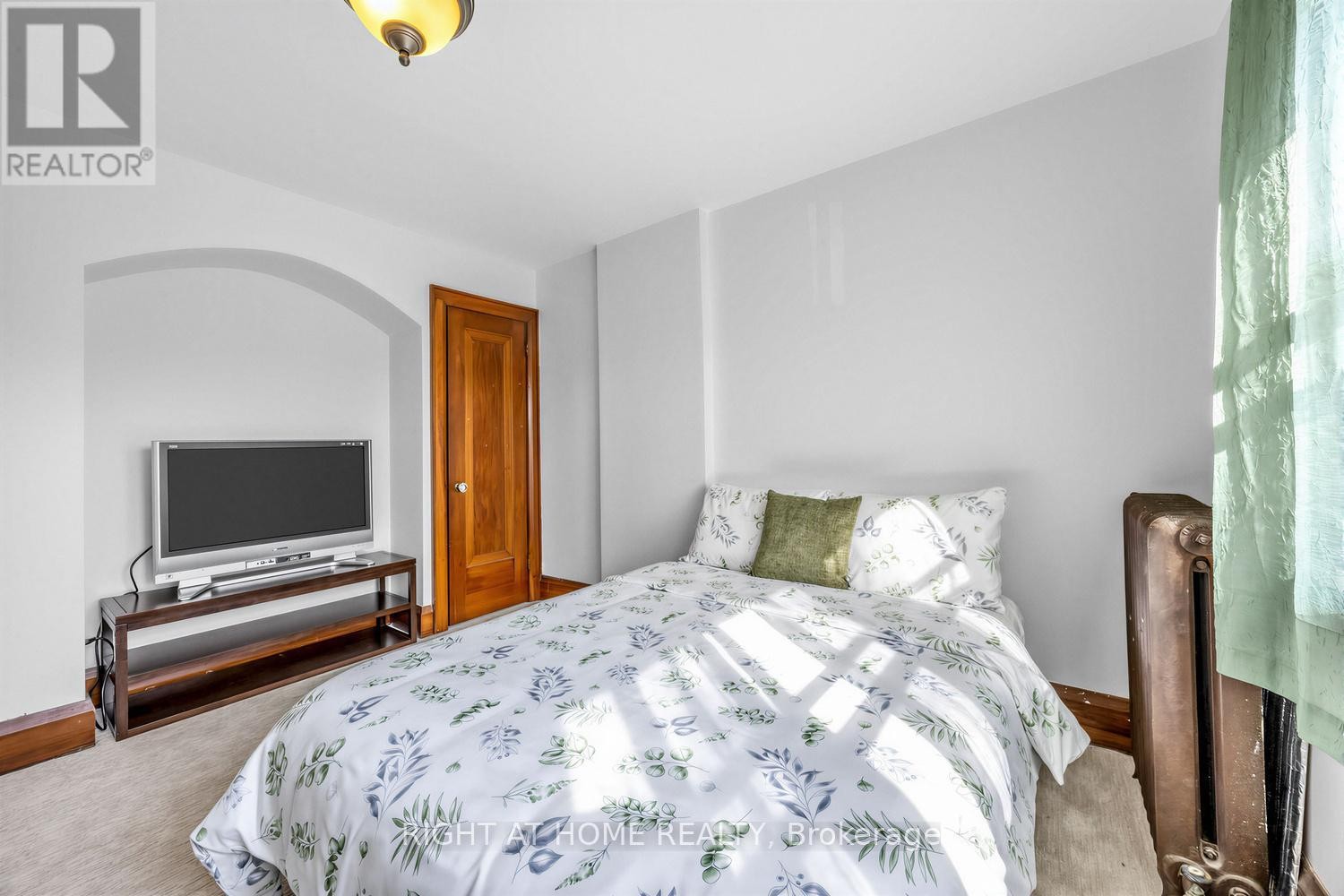 












26 MARYLAND BOULEVARD

,
Toronto (Crescent Town),




Ontario
M4C5C9


