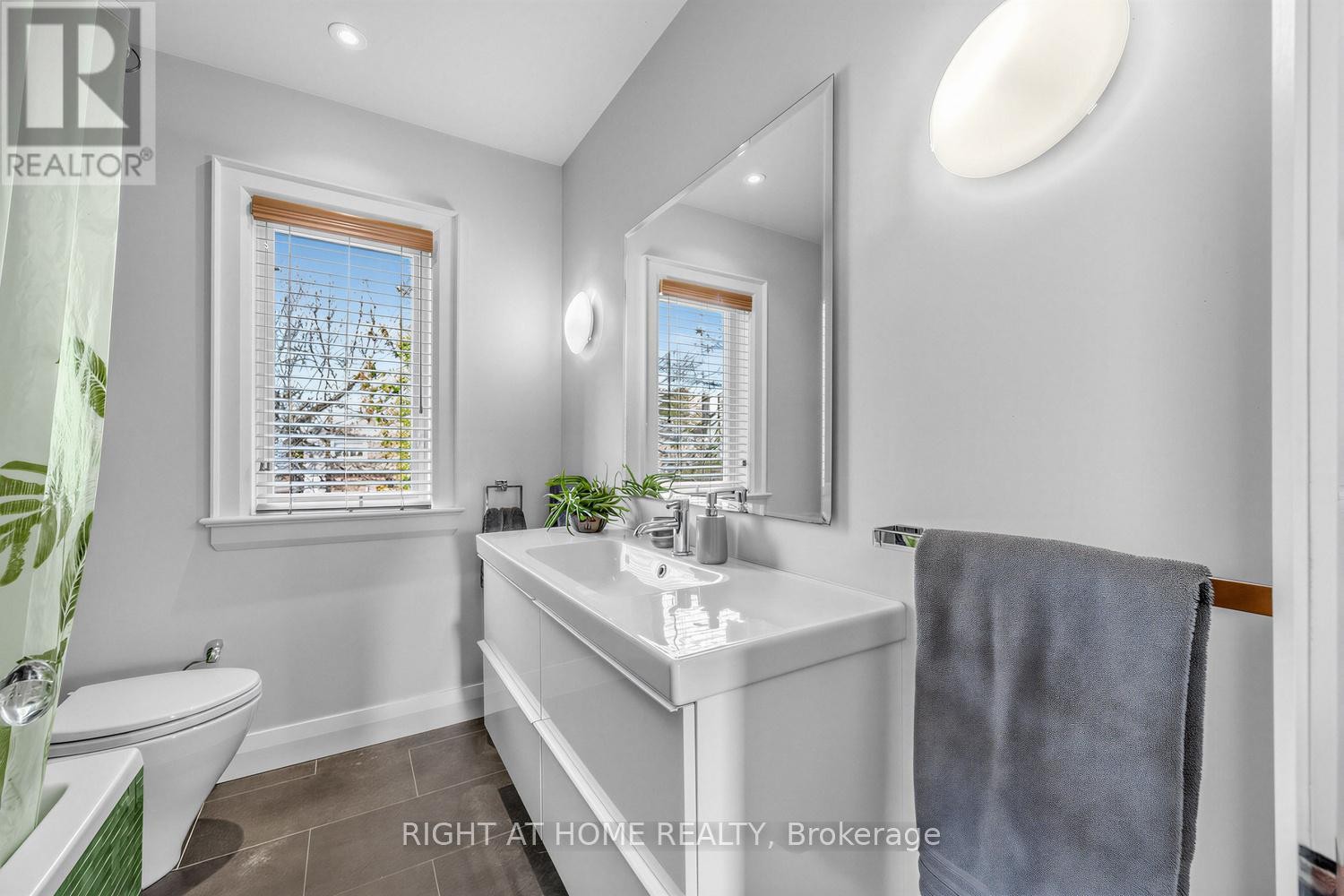 












26 MARYLAND BOULEVARD

,
Toronto (Crescent Town),




Ontario
M4C5C9


