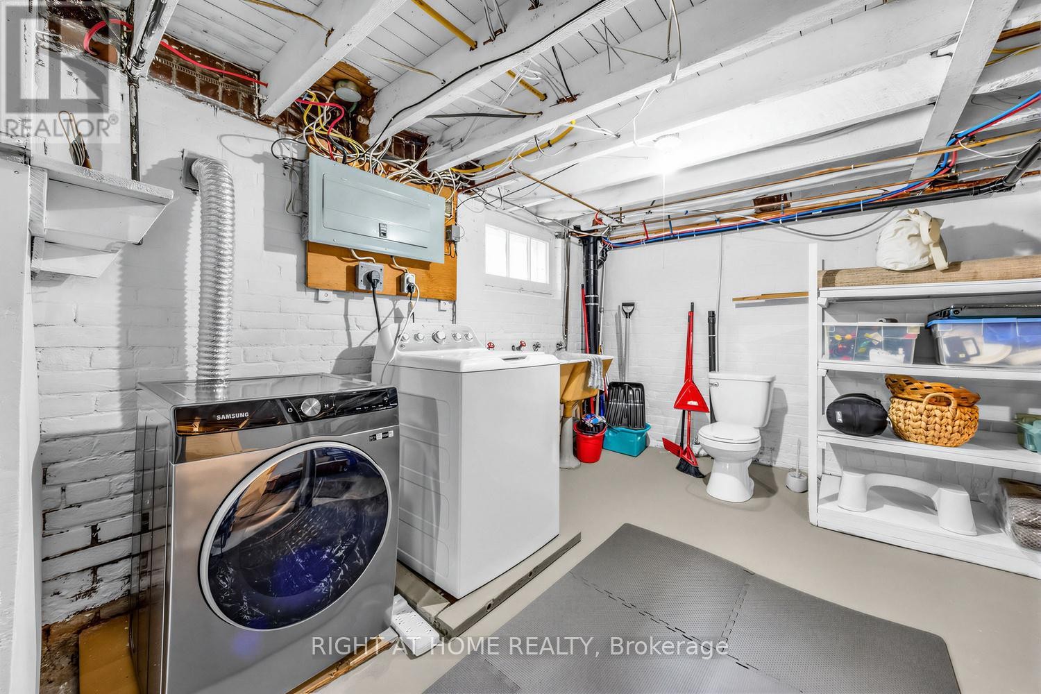 












26 MARYLAND BOULEVARD

,
Toronto (Crescent Town),




Ontario
M4C5C9

