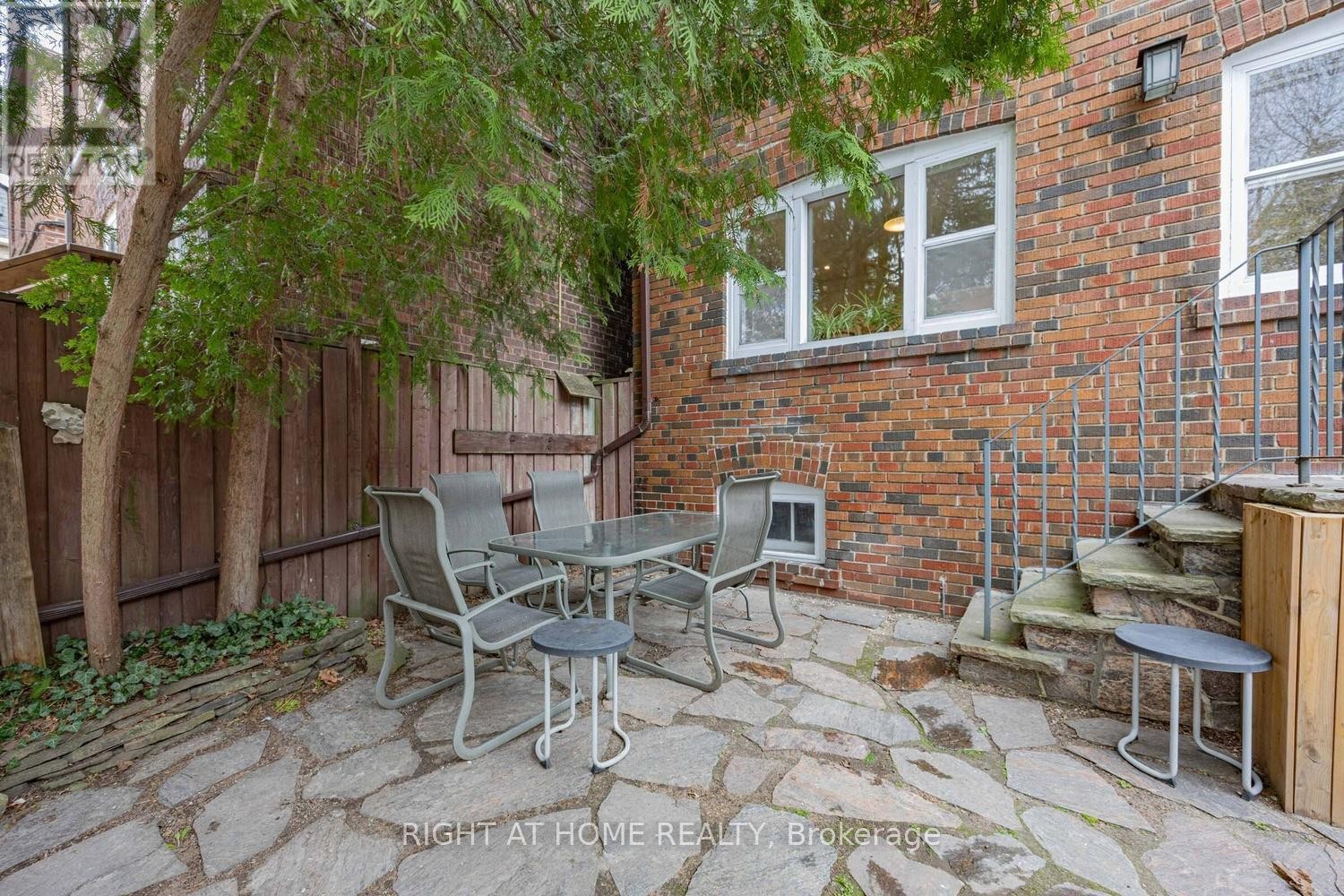 












26 MARYLAND BOULEVARD

,
Toronto (Crescent Town),




Ontario
M4C5C9

