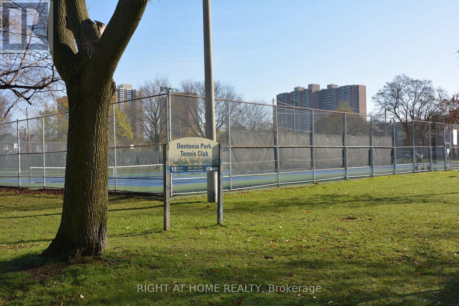 












26 MARYLAND BOULEVARD

,
Toronto (Crescent Town),




Ontario
M4C5C9


