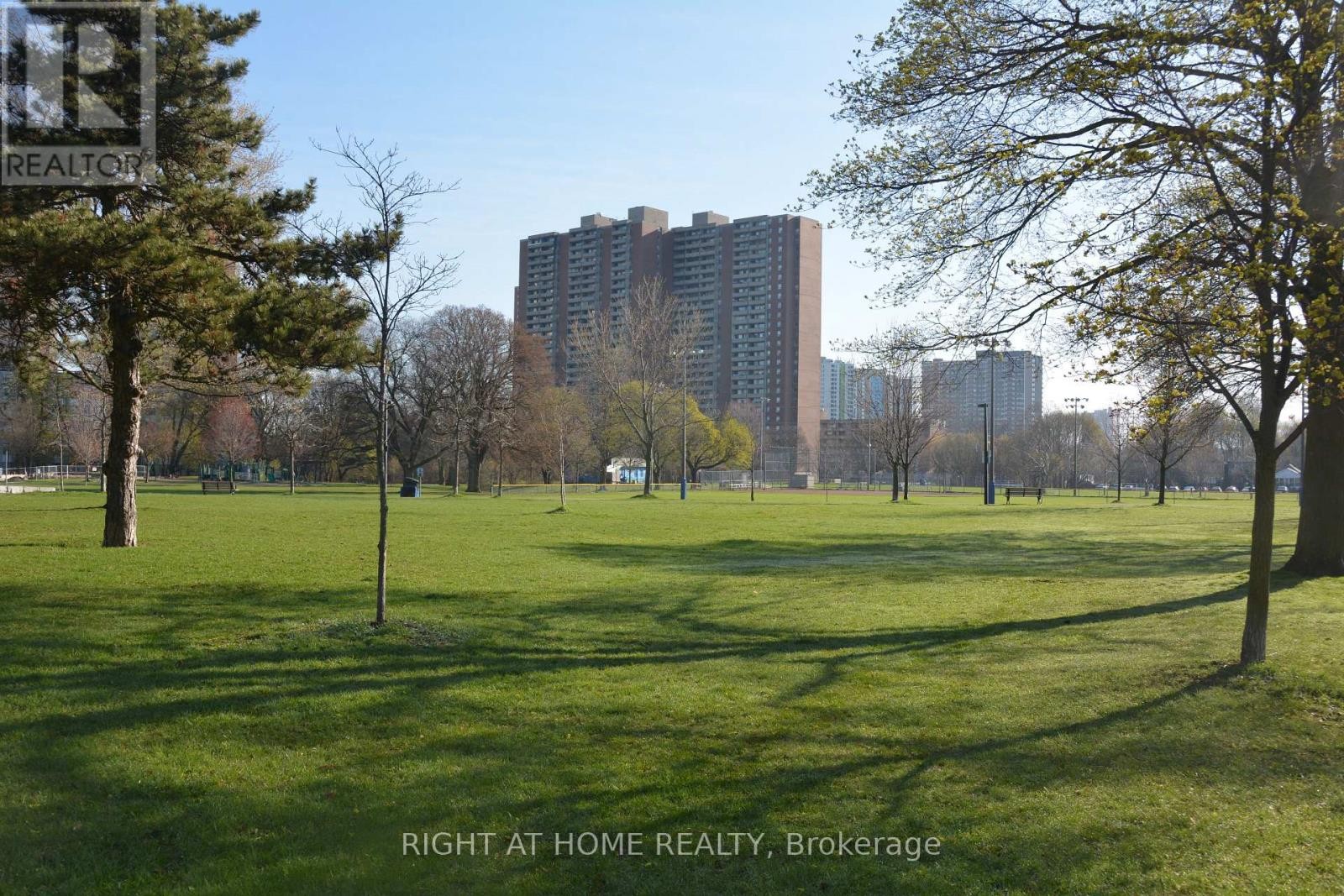 












26 MARYLAND BOULEVARD

,
Toronto (Crescent Town),




Ontario
M4C5C9

