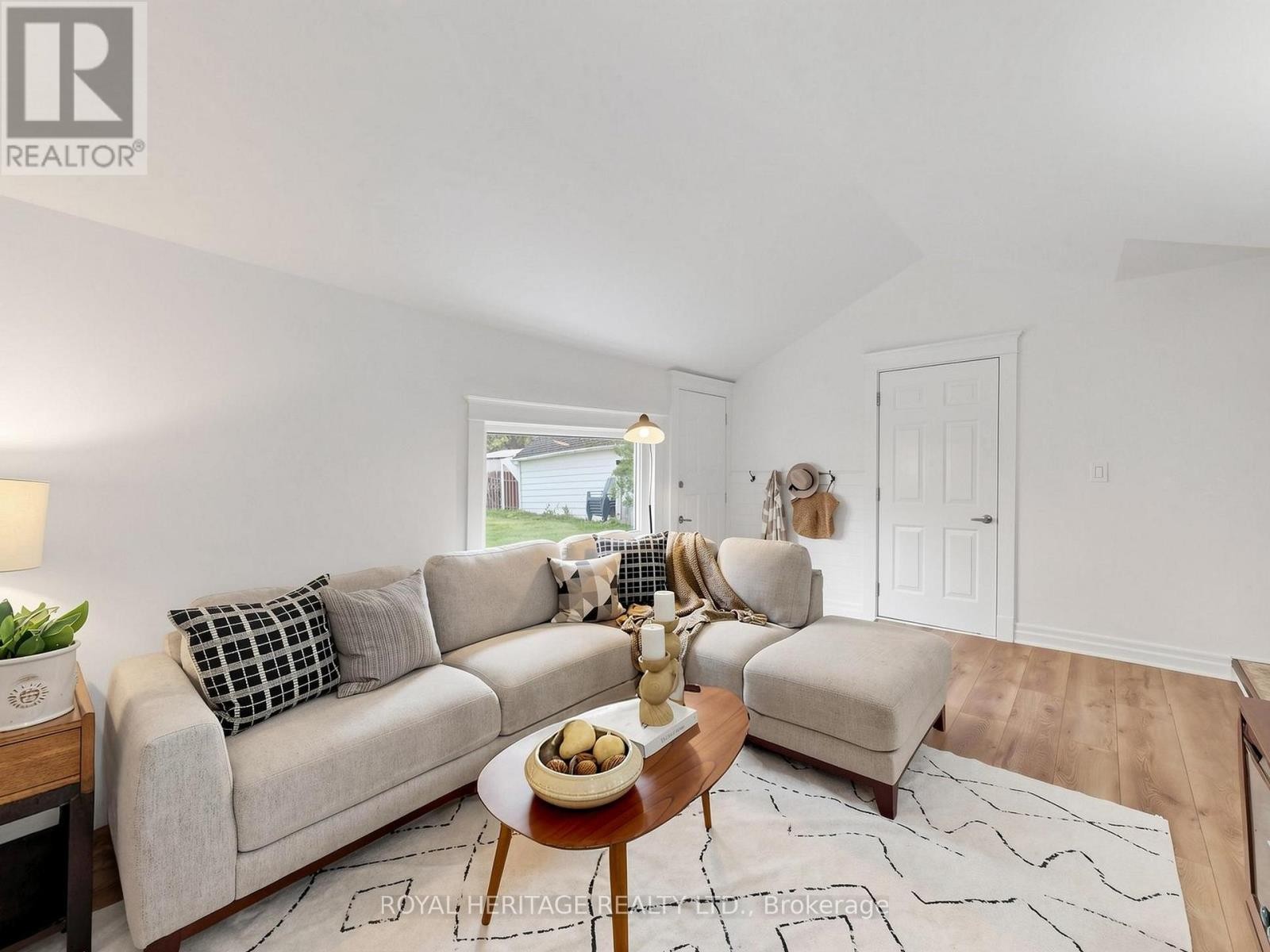 












97 SCUGOG STREET

,
Clarington (Bowmanville),




Ontario
L1C3J3


