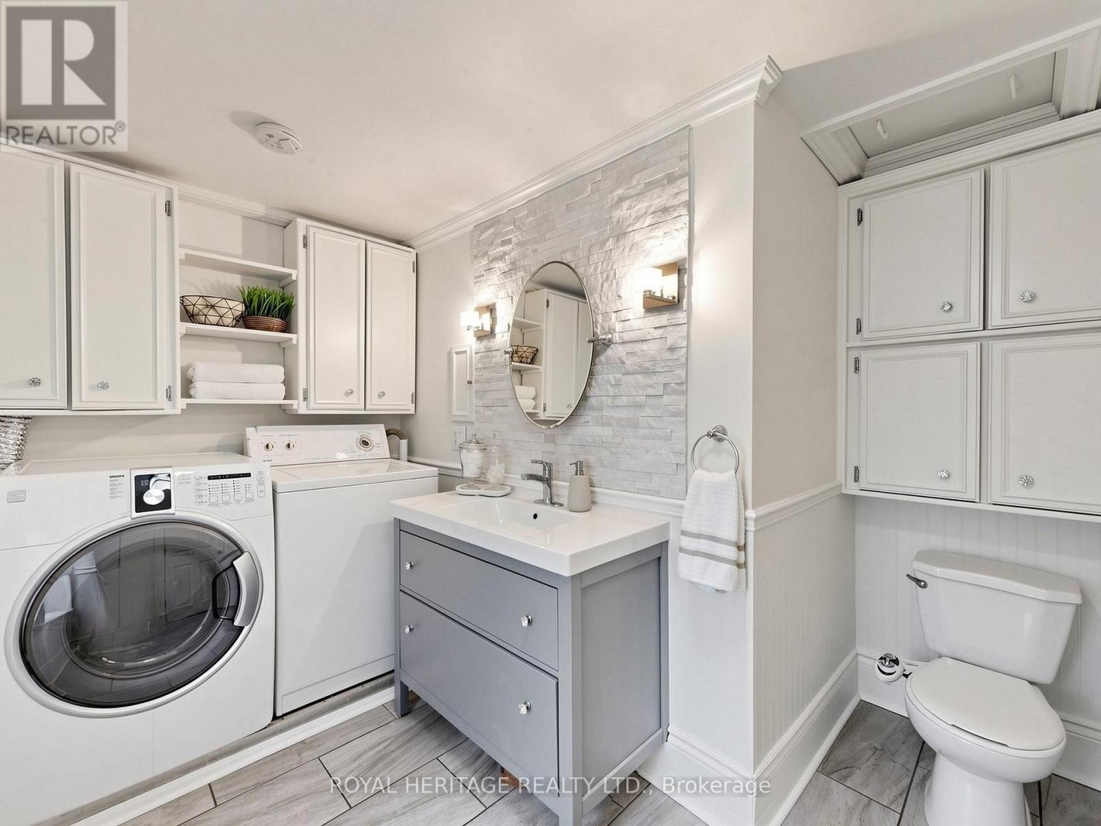 












97 SCUGOG STREET

,
Clarington (Bowmanville),




Ontario
L1C3J3

