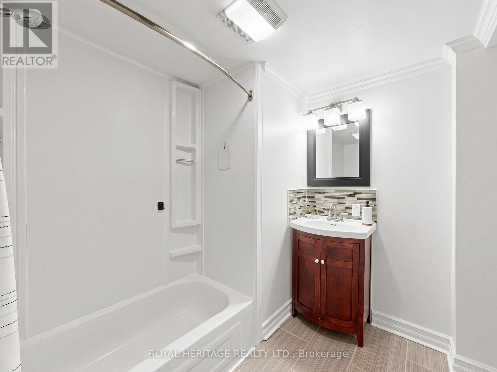












97 SCUGOG STREET

,
Clarington (Bowmanville),




Ontario
L1C3J3

