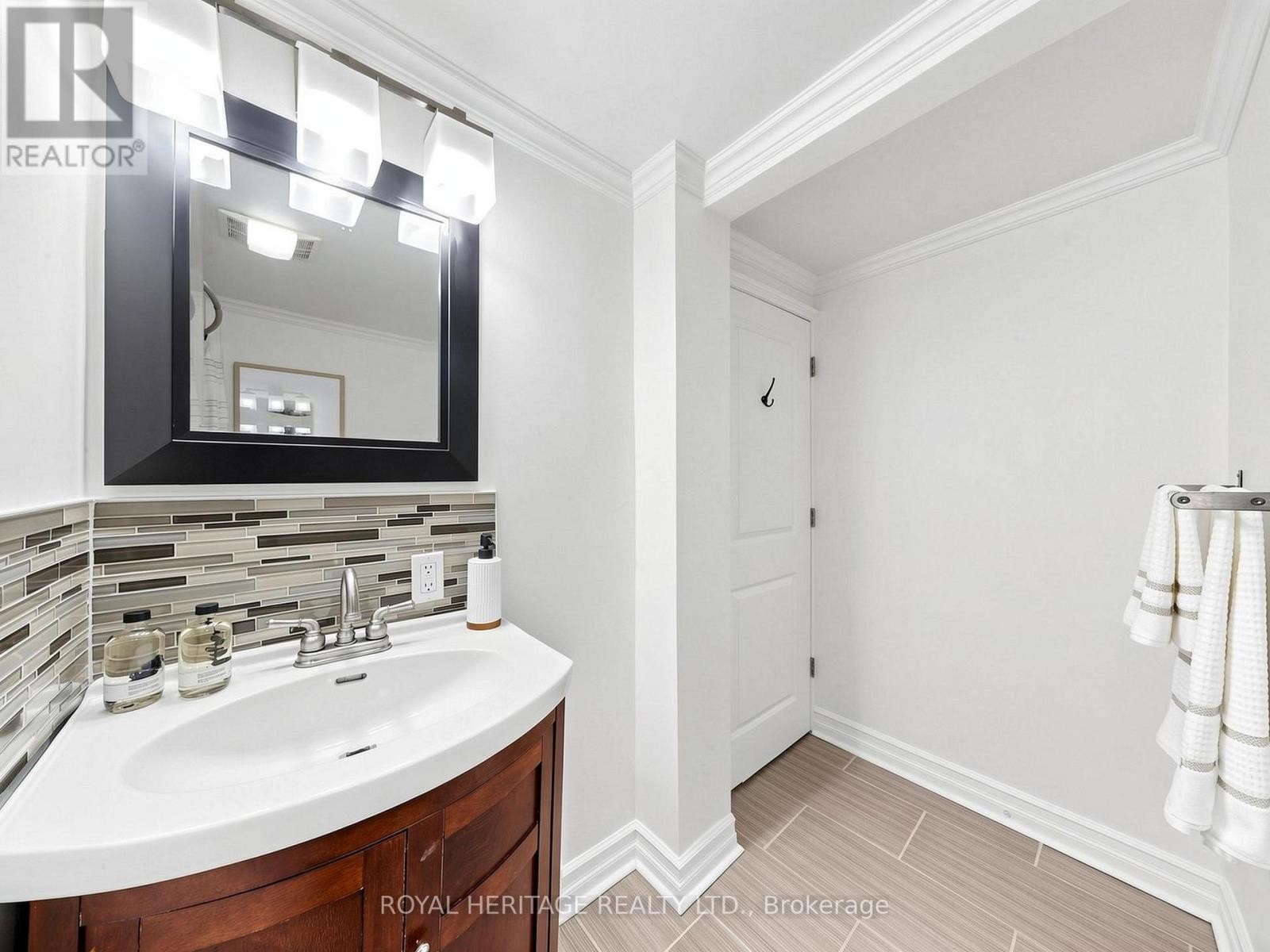 












97 SCUGOG STREET

,
Clarington (Bowmanville),




Ontario
L1C3J3

