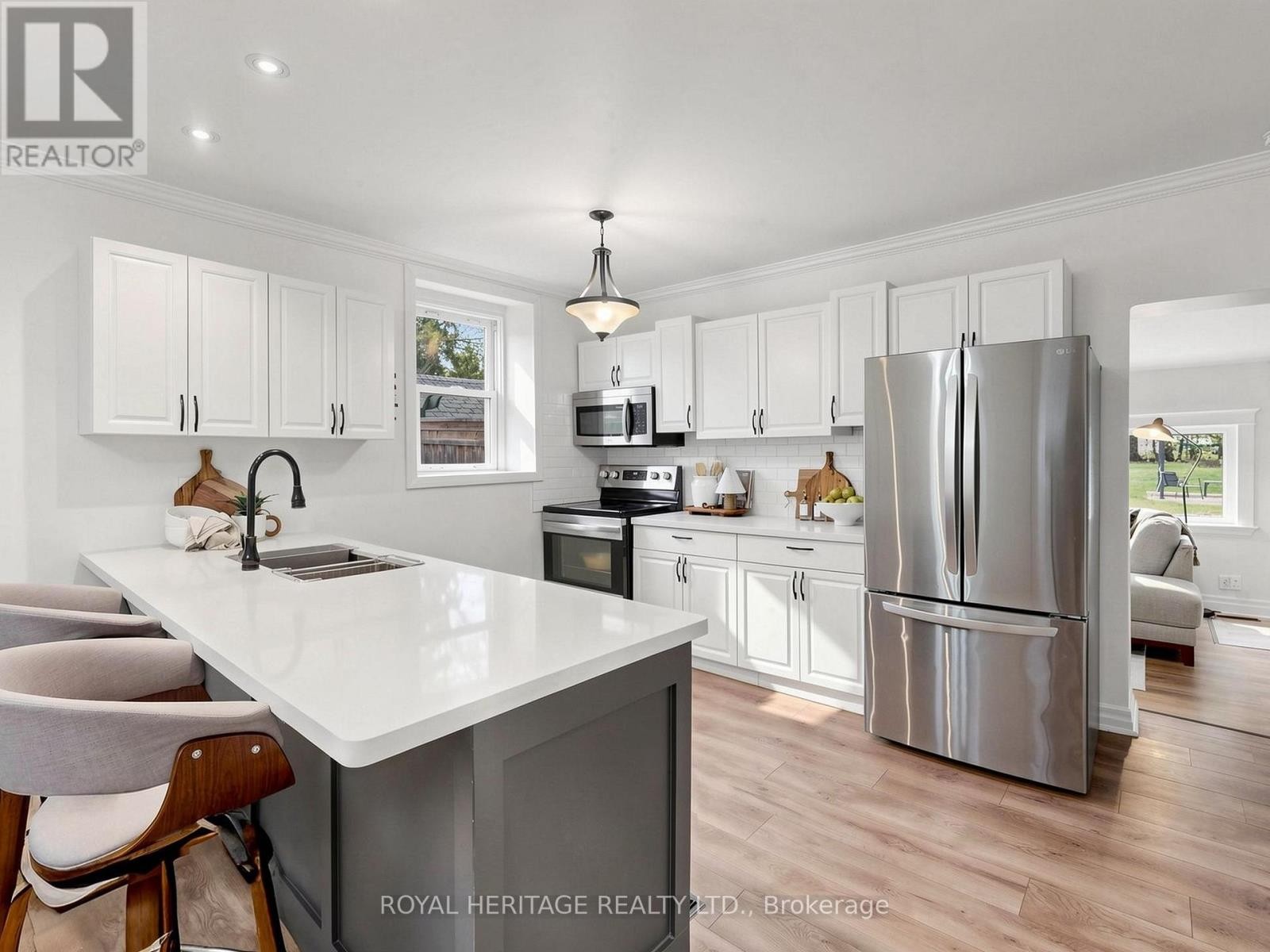 












97 SCUGOG STREET

,
Clarington (Bowmanville),




Ontario
L1C3J3

