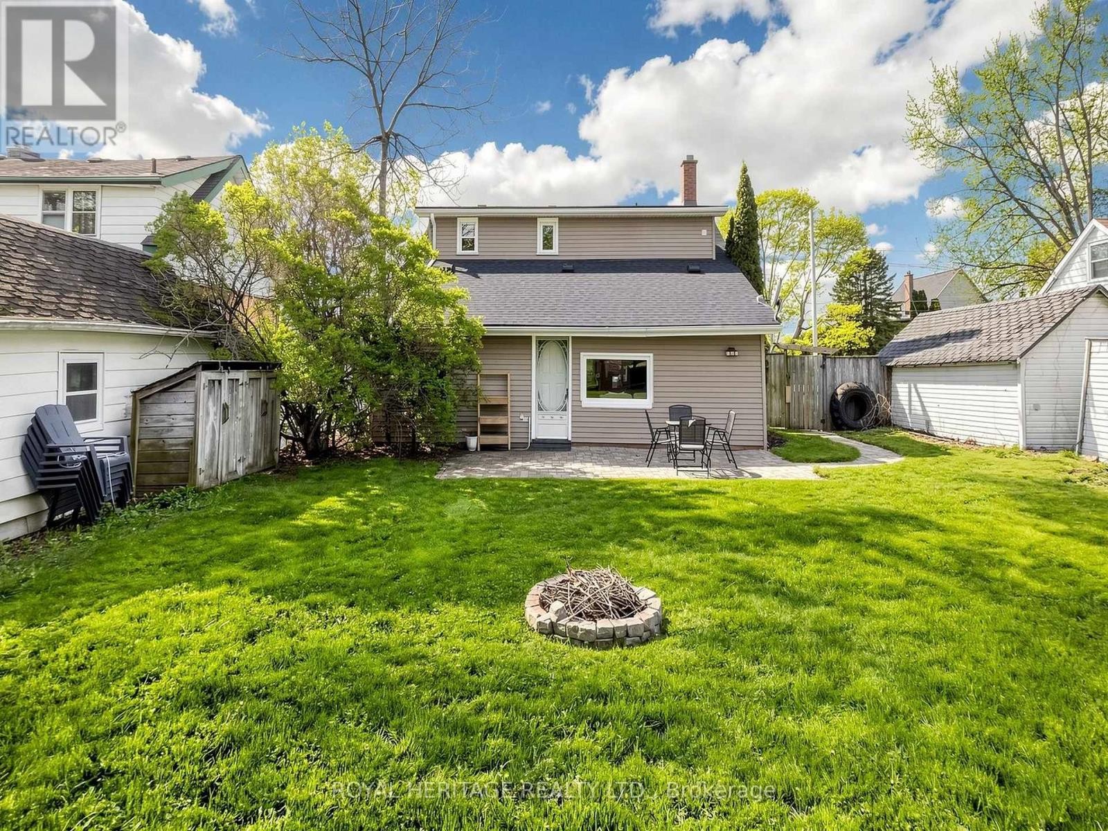 












97 SCUGOG STREET

,
Clarington (Bowmanville),




Ontario
L1C3J3


