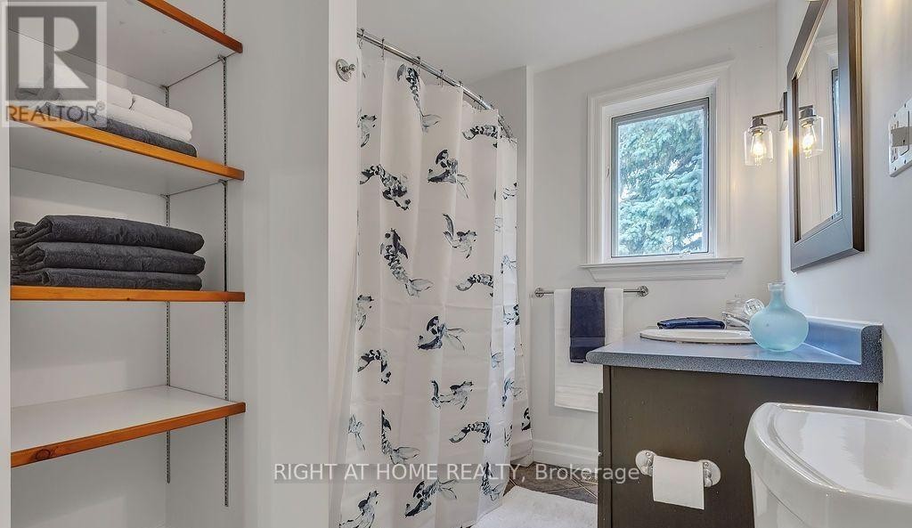 












35 PARK STREET

,
Toronto (Birchcliffe-Cliffside),




Ontario
M1N2N4

