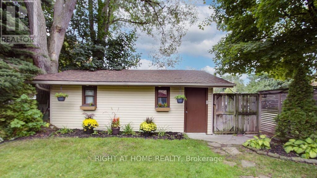 












35 PARK STREET

,
Toronto (Birchcliffe-Cliffside),




Ontario
M1N2N4

