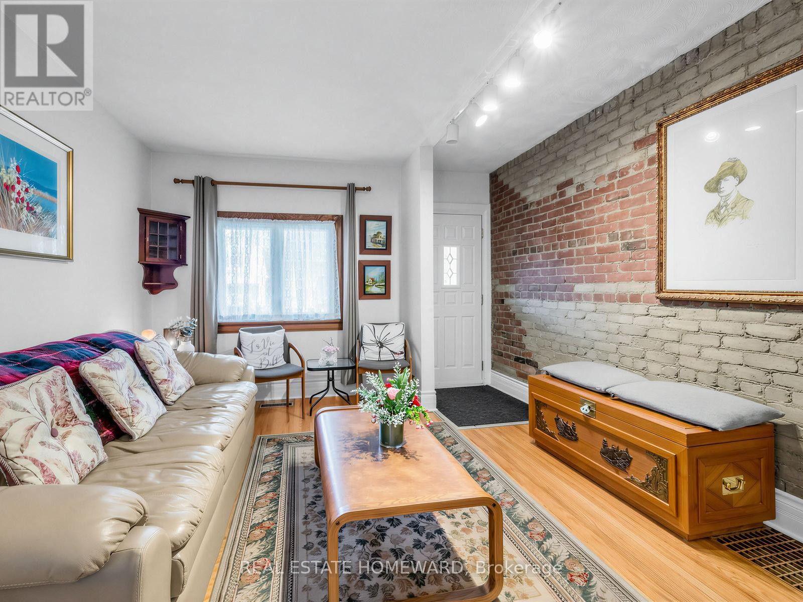 












132 WOODMOUNT AVENUE

,
Toronto (Danforth Village-East York),




Ontario
M4C3Y8

