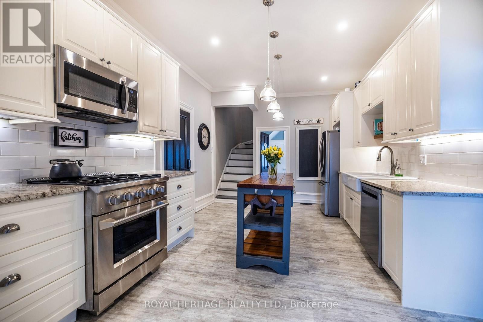 












220 COCHRANE STREET

,
Scugog (Port Perry),




Ontario
L9L1M1

