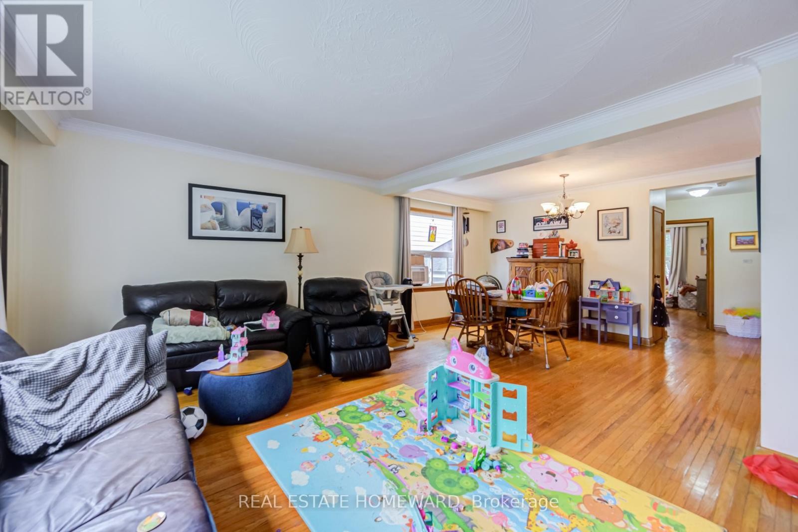 












170 WHEELER AVENUE

,
Toronto (The Beaches),




Ontario
M4L3V4

