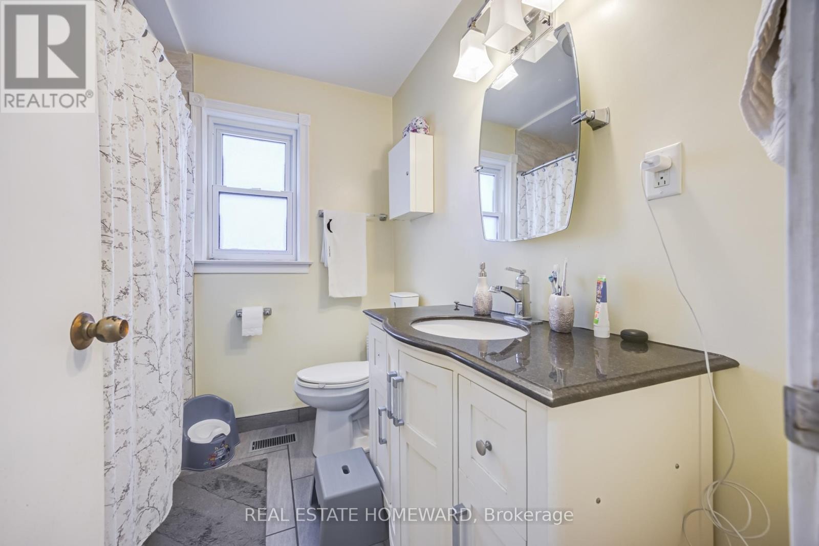 












170 WHEELER AVENUE

,
Toronto (The Beaches),




Ontario
M4L3V4

