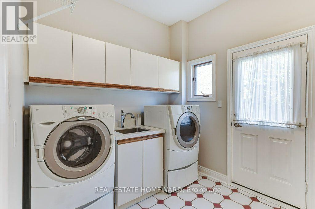 












807 PRIMROSE COURT

,
Pickering (Liverpool),




Ontario
L1X2S8

